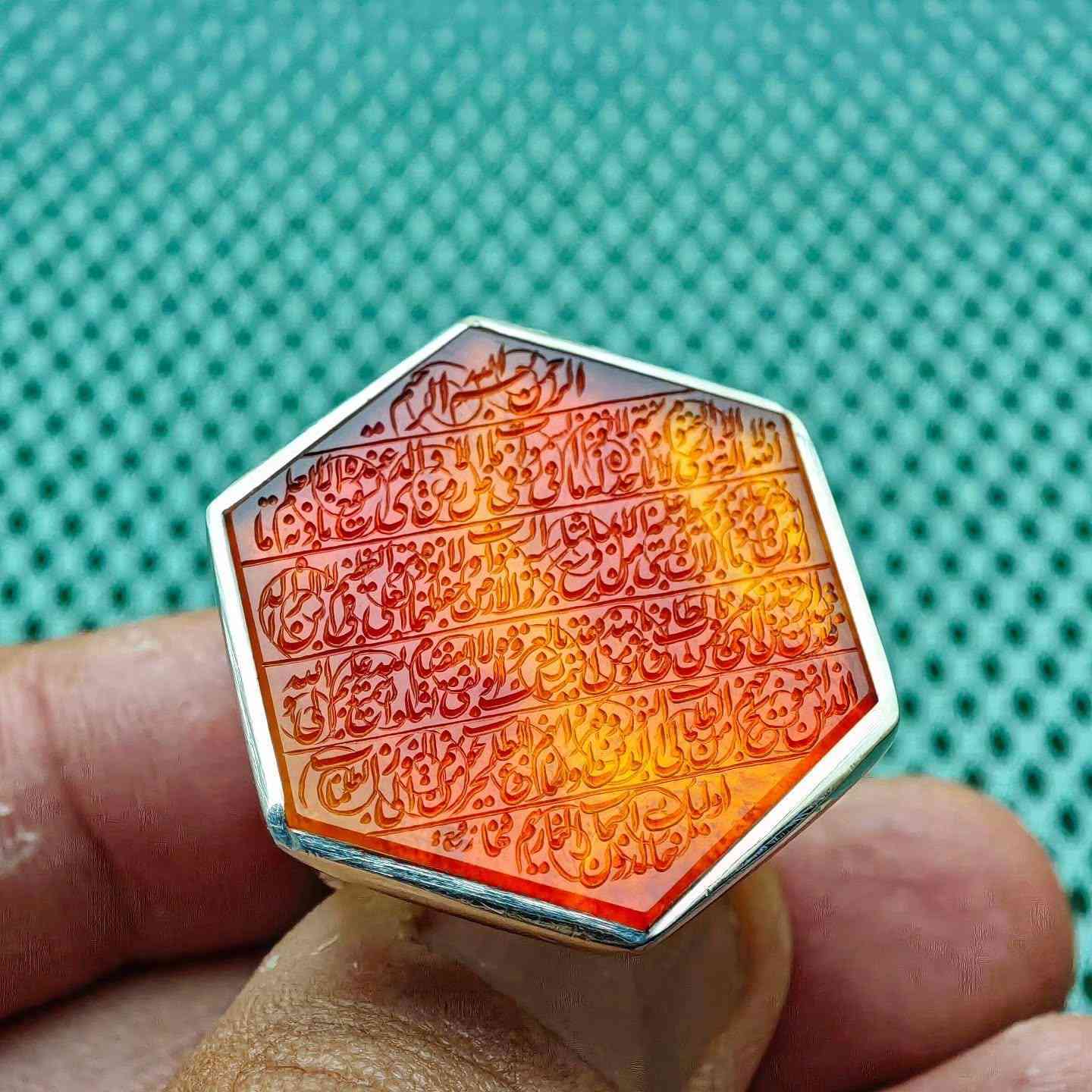 بسم الله ماشاء الله 
التحفة اليمانية عبارة عن لوحة متكاملة سبحان الله 
١- خامة من العقيق اليماني الأصيل الملكي الزعفراني حقيقة يعجز الوصف عن وصفه( تقطيع سداسي )
٢- نقش يدوي بالكامل احترافي للفنان (محمد همداني/ امضاء  رفيع ) ويسمى بخط (النسخ الكوفي المزخرف ) نقش على الحجر  (آية الكرسي كاملة) من ( اللهُ لآ أله إلّا هوَ الحيُّ القيُّوم .....الى....... هُمْ فيهَا خَالِدُون )
٣- صياغة يدوي ثقيل روعة للصائغ المبدع ( سجاد )
٤- قياس الخاتم ٢٥ 
@إشارة 
يوجد توصيل داخل بغداد ولجميع المحافظات الحبيبة 
للتواصل واتساب ***********
