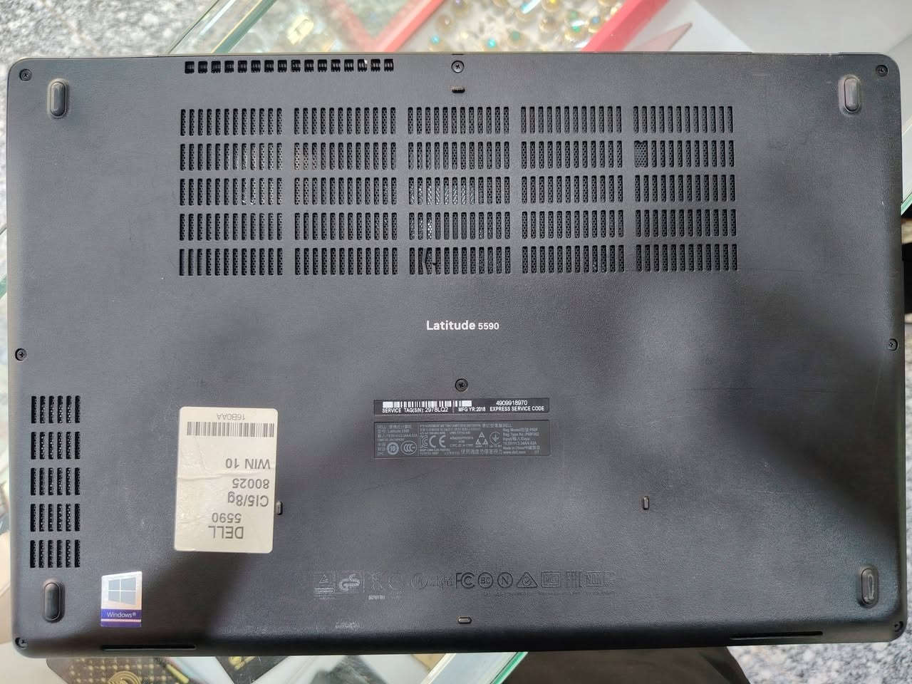 💻 للبيع: لابتوب ديل Dell Latitude 5590 (بحالة ممتازة)
​لابتوب مميز من الفئة العملية (Latitude) معروف بالتحمل والأداء المستقر، مناسب جداً للدراسة، العمل المكتبي، التصفح، وإدارة الأعمال.
​🔍 المواصفات الفنية:
​الموديل: Dell Latitude 5590
​المعالج: Intel® Core™ i5-8350U (الجيل الثامن) بسرعة تصل إلى 1.90 GHz (معالج رباعي النواة كفاءة عالية في الأداء).
​الذاكرة العشوائية (RAM): 8 جيجابايت DDR4 (تمنحك سلاسة عالية في فتح تطبيقات متعددة).
​الهارد (التخزين): 238 جيجابايت SSD من نوع SAMSUNG NVMe سريع جداً (إقلاع الويندوز وفتح البرامج يتم في ثوانٍ).
​كرت الشاشة: Intel® UHD Graphics 620.
​الشاشة: مقاس 15.6 بوصة مريحة جداً للعين مع كيبورد كامل يحتوي على لوحة أرقام جانبية (NumPad) مفيدة جداً للمحاسبة والأعمال.
​النظام: ويندوز 10 أصلي مفعل جاهز للاستخدام.​🔌 المنافذ والميزات الإضافية:
​يحتوي على جميع المنافذ الأساسية: منافذ USB، منفذ HDMI للموجّهات والشاشات الخارجية، منفذ شبكة LAN، ومنفذ Type-C.
​كيبورد عربي/إنجليزي مريح في الكتابة مع نقطة التوجيه (Trackpoint).


**إذا كنت صاحب هذا الإعلان وتريد حذفه لأي سبب، رجاءا أرسل رسالة إلى الدعم الفني**