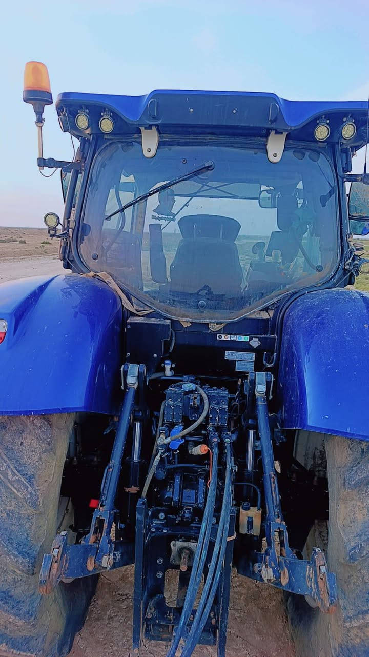 مكينه نيهولند مديل 2016 قرش 270 معى ترنبول 11 معى دسك 32 ايطالي معى خرماشه 4  متر نتصال ***********
