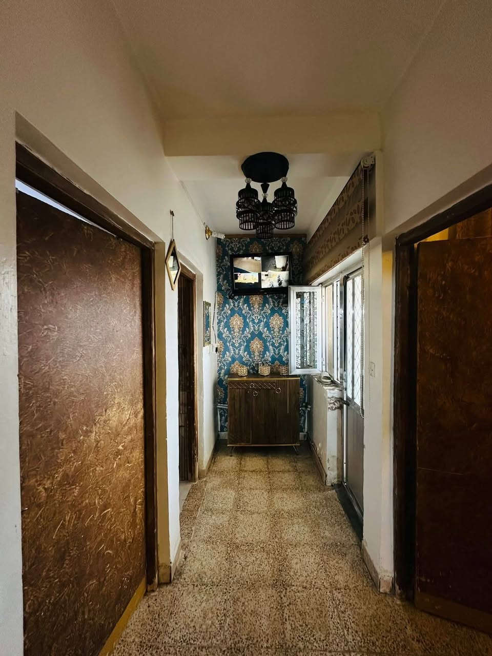 شقة للبيع طابق وسط فئة شهداء بدون تسديد كاملة نظيفة جداً مساحتها 135متر تحتوي على  غرفتين نوم مع كليدور مع مطبخ حار بارد مع صالة 7×4 مع مخزن مع بالكونات عدد 3 مع ديكورات الشقة متعوب عليها  ونظيفة جداً مستعجلين ع بيعته السعر والاستفسار على الرقم  *********** ///عنوان زين القوس مجمع الشهيدة اسراء مجاور مستشفى التركي الجديد مقابل مجمع الرواد
