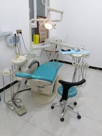 عيادة اسنان للبيع  تتكون من  1- كرسي اسنان نوع زاين  2- كمبريسر 35 لتر...