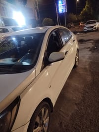 للبيع فقط اكسنت مديل ٢٠١٢ بيها ٤ قطع صبغ بدون دواخل سياره حلوه بس شويه...