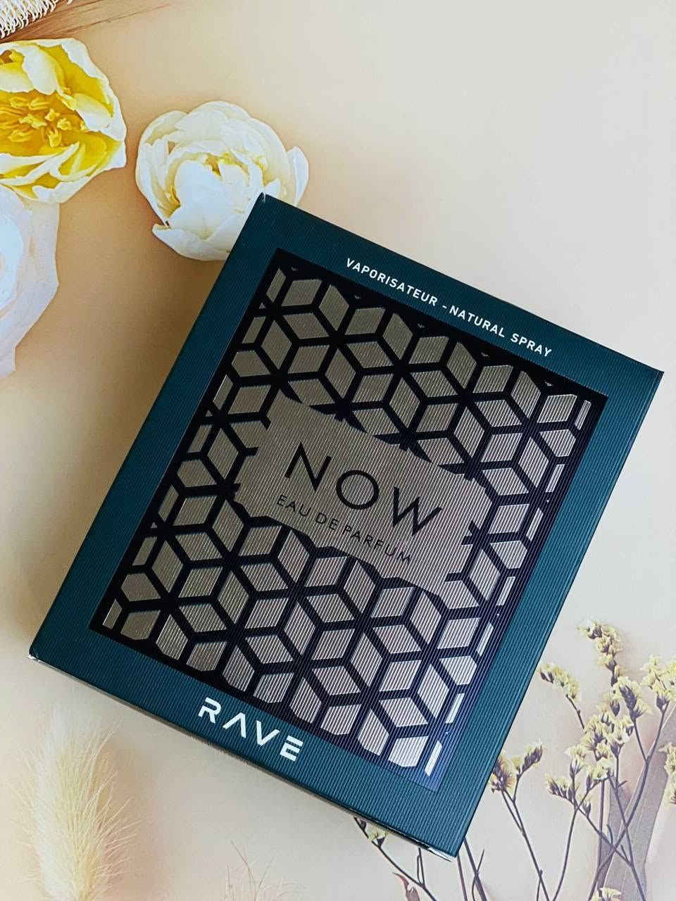 ✨عطر ريف ناو – Rave Now للرجال | Lattafa (2022) عطر يجسد الجرأة والثقة في زجاجة واحدة. ريف ناو من دار لطافة الإماراتية هو اختيار الرجل الذي يعرف ما يريد، ويبحث عن رائحة قوية، عصرية، ولافتة تدوم طويلًا. ينتمي العطر إلى عائلة الخشبي الأروماتك، حيث يجمع بين الانتعاش الحيوي والدفء الرجولي في توليفة متوازنة ومؤثرة.
✨عطر ريف ناو – Rave Now للرجال | Lattafa (2022) عطر يجسد الجرأة والثقة في زجاجة واحدة. ريف ناو من دار لطافة الإماراتية هو اختيار الرجل الذي يعرف ما يريد، ويبحث عن رائحة قوية، عصرية، ولافتة تدوم طويلًا. ينتمي العطر إلى عائلة الخشبي الأروماتك، حيث يجمع بين الانتعاش الحيوي والدفء الرجولي في توليفة متوازنة ومؤثرة.

✅يفتتح العطر بنفحات فاكهية منعشة من الأناناس والبرغموت والتفاح والكشمش الأسود، تمنح إحساسًا فوريًا بالطاقة والحيوية. ومع تطوره، يظهر قلب عطري غني بالأخشاب والزهور، حيث تمتزج أخشاب البتولا مع الباتشولي والياسمين المغربي والورد، لتضيف عمقًا وأناقة تعكس شخصية قوية وواثقة.
✅أما القاعدة، فهي دافئة وجذابة بامتياز، ترتكز على المسك والفانيليا مع لمسة فاخرة من طحلب البلوط والعنبر، ما يمنح العطر ثباتًا عاليًا وفوحانًا ملحوظًا يدوم لساعات طويلة.

🖤يُعرف Rave Now بكونه بديلاً مميزًا لعطر Black XS الشهير، ما يجعله خيارًا ذكيًا لمن يبحث عن أداء قوي ورائحة جذابة.
#الاصلي المنشأ الاماراتي 🇦🇪💯✨


**إذا كنت صاحب هذا الإعلان وتريد حذفه لأي سبب، رجاءا أرسل رسالة إلى الدعم الفني**