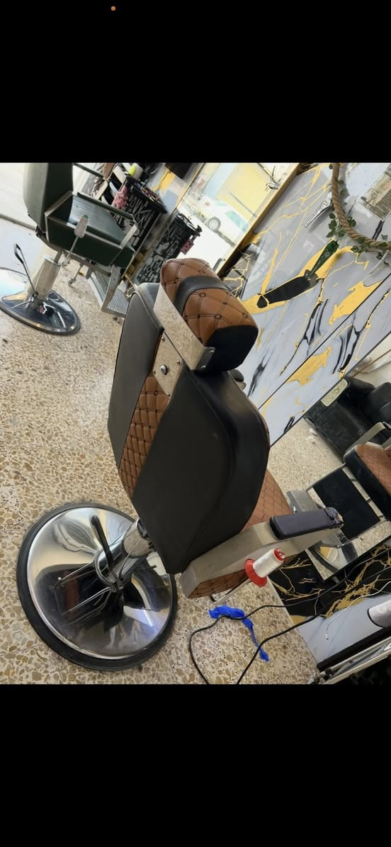 كرسي حلاقة للبيع هاذه لونه  فقط يحتاجلة تبديل جك رقمي *********** اتصل وتدلل واتساب واتصال
