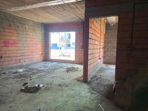 💒 بيت طابقين للبيع في خانقين مجمع الوند ستي 🏘️ المساحه 200 متر 💒
🟨 يحتوي الطابق الاول على 1 غرفة نوم واستقبال وصاله مفتوح عل المطبخ حار وبارد ومجمع صحيات وكراج سياره وحديقة 
🟨والطابق الثاني 3 غرف نوم وصاله ومجمع صحيات وبلكون 
علما سعر البيت للشركه 165 مليون الواصل 45 مليون والباقي 120 مليون على شكل قسط شهري/رايد مكسب على سعر البيت 6 مليون 
البيت فول سيراميك وسقوف مغربي وديكورات والأبواب والشبابيك من الألمنيوم مع نظام دكت موقع البيت مميز وراقي جدا 
💥 للمراجعة مكتب سمير للعقار توله فروش للأستفسار عل الخاص/***********
