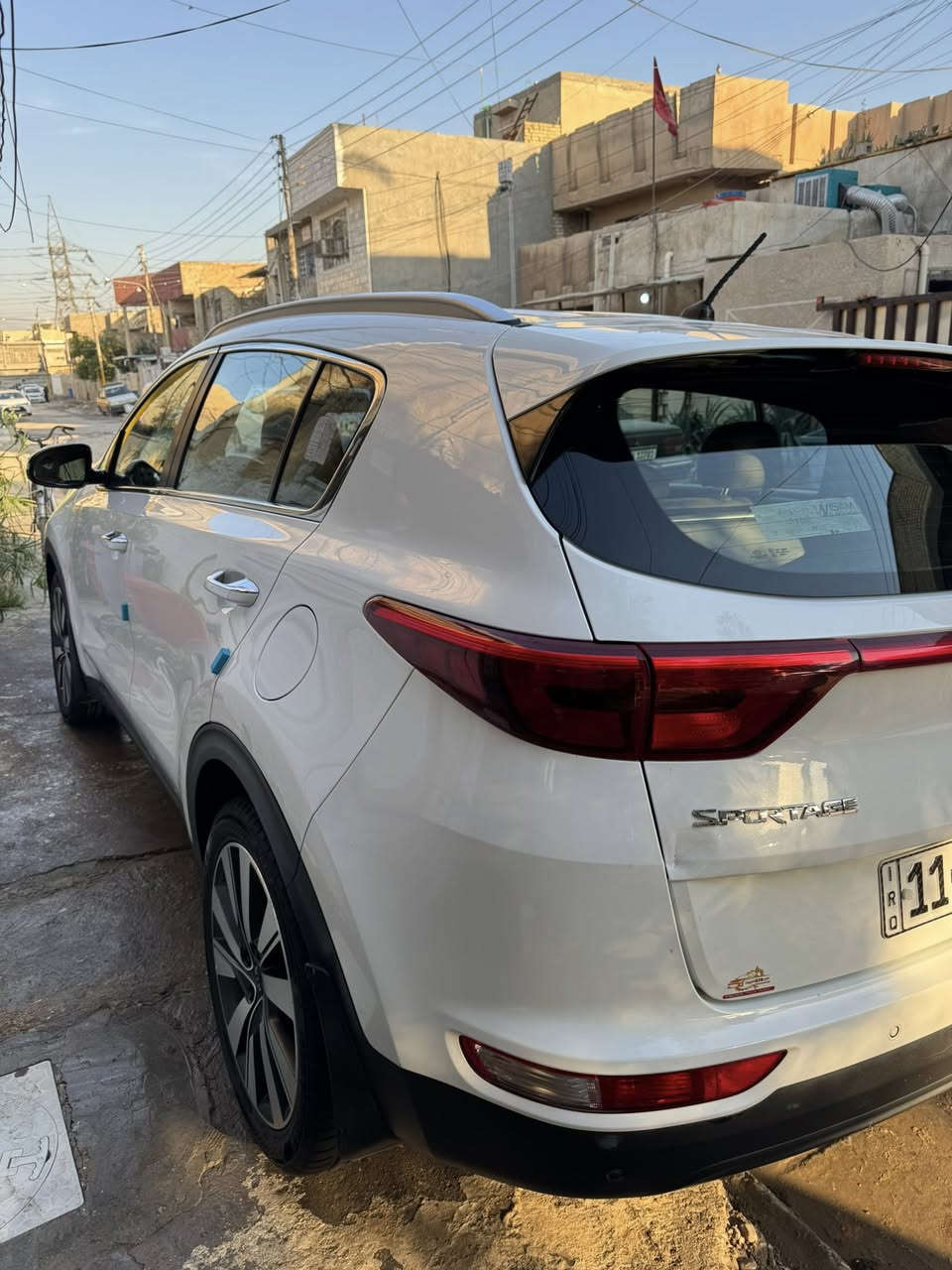 السلام عليكم سبورتج موديل 2018 لون ابيض خليجي بغداد باسمي رقم انكليزي محرك 2000مكفوله من الصبغ والتبديل وكذلك كفاله الكير والمحرك والتبريد ماشيه 108حقيقي تبريد قطعتين داخل بيجي حساسات امامي خلفي شاشه تبريد خير من الله وصدر بلادي بيها رصعتين بالجنطه وبالجاملغ الامامي مامطلعهن على البارد السعر 180وبيها مجال قليل مكاني بغداد حي العامل  للاستفسار ***********
