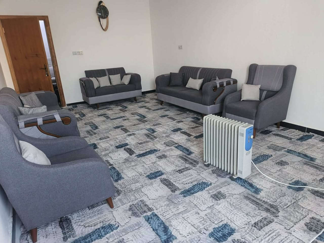 السلام عليكم
🏠 🏡 🛖 طابو صرف للبيع مساحة 214 بدوح طابقين
ط1 غرفتين وصالة وبراني ومطبخ وصحيات داخليه وخارجيه وطارمة صب كونكريت البيت جدآ جدآ نظيف ومرتب تحفة 
ط2 غرفتين وصالة وحمامات عكادة بناء سنه 2023 
بناء الشركة بسسسسس هيكل وتشيط شخصي درجة أولى 
مطلوب للمصرف العقاري 88 مليون تسديد بشهر 460 ألف 
بيد صاحب العقار 90 مليون قابل للتفاوض 
البيت قريب ع أسواق الياقوت نهايته الدوح 
***********
