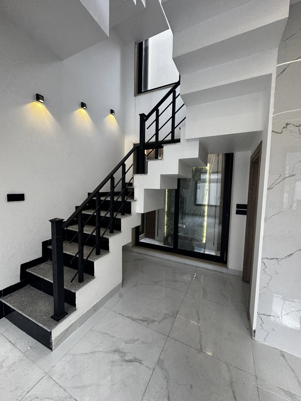 📍الموقع حي الصديق الاولى قرب سايدين طب الاسنان 

المساحة لكل دار 100 م الواجه 10 م 

↕️كل دار مكون من طابقين 

♦️الطابق الاول 

استقبال ومطبخ وهول وغرفة نوم واحدة وصحيات 

♦️الطابق الثاني 

هول وثلاثة غرف نوم وصحيات وبيتونا 

⬇️⬇️⬇️⬇️للاستفسار اتصل على الارقام ⬇️⬇️⬇️⬇️

👤فيس بوك #مكتب دلتا لتجارة العقارات 

☎️ كورك ***********

☎️ اسيا  ‭***********

📍باقي التفاصيل زورو مكتب دلتا لتجارة العقارات 

♦️سايدين الصديق  مقابل سنتر بغداد عمارة قاعة الخاتون للأعراس

⬇️ باقي العروض ومعرفة السعر 

داخل صفحة #مكتب_دلتا_لتجارة_العقارات
