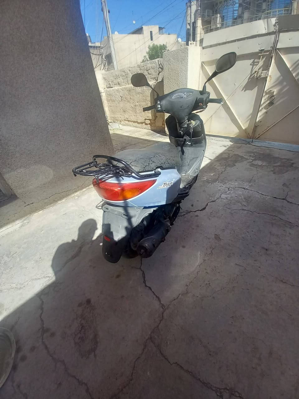 ماطور لكزز للبيع الدراجة ما مفتوح بيه برغي بالمحرك على وضع الشركه والكشر كدامك الاتصال على الرقم ***********
