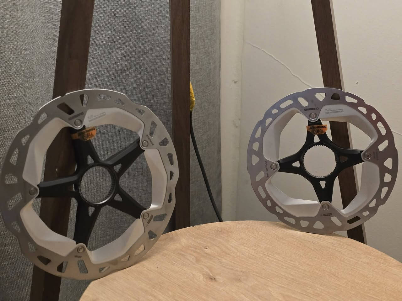 يا الله يا رزاق 👋
**🚴‍♂️✨ هلا بالشباب محبّين الدراجات! ✨🚴‍♀️
#متوووووفر 
#السعر ٥٣ الاف
جماعة البيهن تبريد اي عيني بيهن تبريييد 😂 تعال لييييييه😍
الاصلي يمي عمي تدللون علينه  😍 
 فلنجات او أقراص بريك ماركة SHIMANO  العالمية 🖤💛
نظام زعانف تبريدددد ICE TECHNOLOGICALLY 🥶🥶 
صنع في اليابان اورجناااال 🇯🇵 😅
قرص قياس ١٨٠ 😍
قرص قياس ١٦٠ 😎
.
.
.
متجر عبدالله المغامر يقدملكم افضل وأجود اغراض الدراجات الهوائية …🚲🚲🚲
✔️ شغل مرتب يخلي دراجتك فول وتخطف الأنظار 😎
✔️ أسعار مناسبة  لكل الميزانيات 👀
✔️ جودة أصلية وتحمّل عالي🚲
✔️ توصيل سريع لكل المحافظات 🚚💨
✔️ خدمة دعم بأي لحظة 💬✨
لا تضيع الوقت… جهز دراجتك وخلي طلعاتك أحلى ويا متجر عبدالله المغامر! 😍🚴✨
للأستفسار على الخاص او مراسلة الصفحة على الواتس آب 📞 📞


**إذا كنت صاحب هذا الإعلان وتريد حذفه لأي سبب، رجاءا أرسل رسالة إلى الدعم الفني**