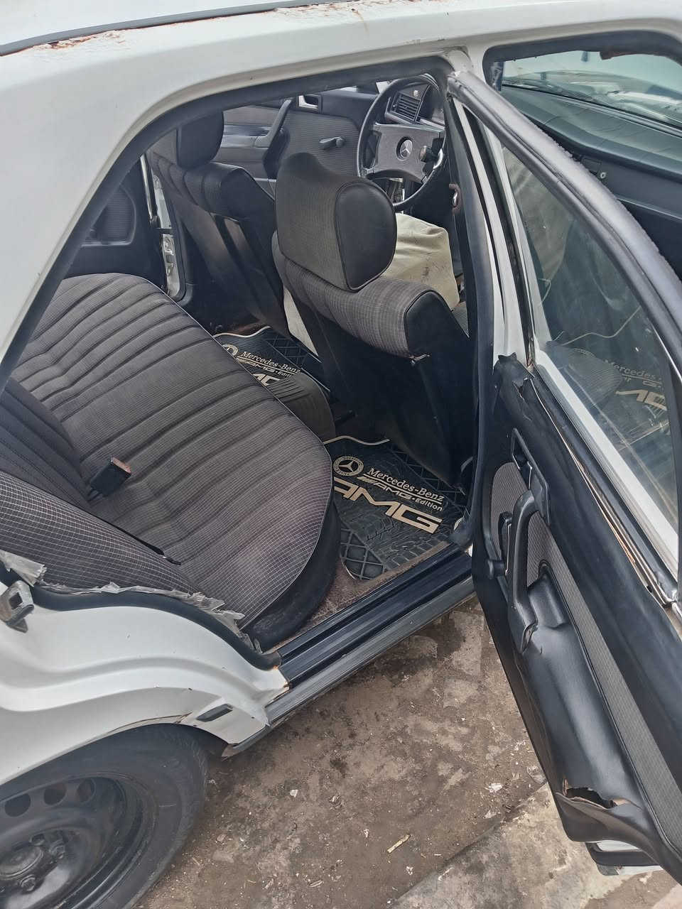 السلام عليكم 
مرسيدس 190 طيارين 
موديل 1987
السياره نظام اوربي 
رقم انبار بااسمي
مكينه ابلاد 4 سلندر
صدر امامي خلفي
تخم تاير جديد
كير عادي 
فتحت سقف 
سعره 32 ورقه وبيه مجال بسيط 
الاستفسار اتصل على الرقم *********** بي واتساب
