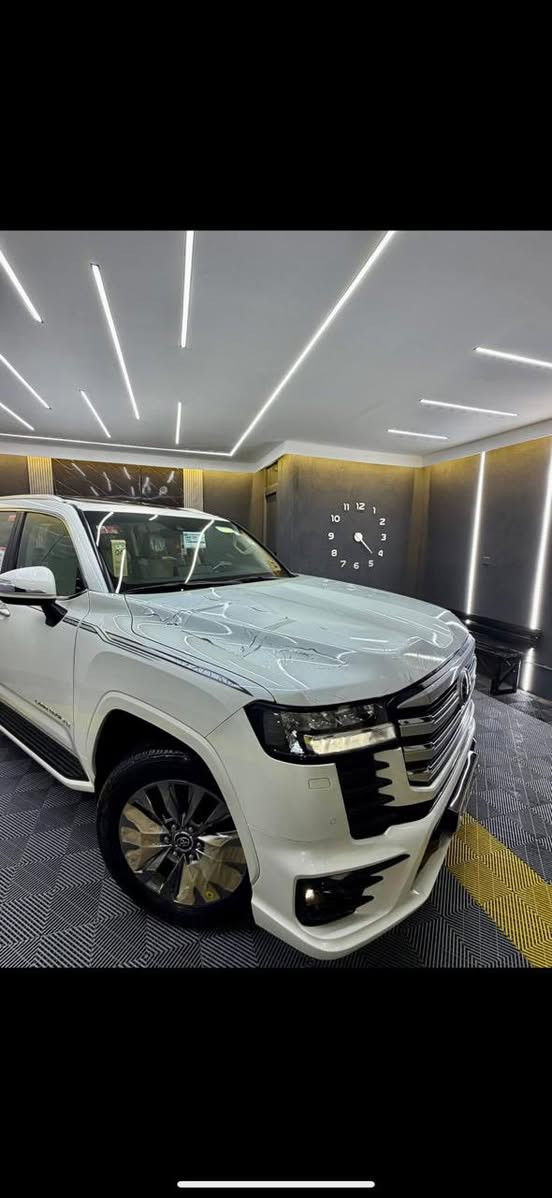 السلام عليكم تيوتا الاندكروز GXR 2022 twin  turbo
ماشيه 32 km

المواصفات:

• محرك 3.5 توربو

• فتحة سقف (سلايد)

• 3 شاشات

• شاشات ترفيه خلفية

• مقاعد جلد

• مقاعد كهربائية

• مقاعد امامية تبريد

• تبريد وتدفئة امامي خلفي

• بصمة الابواب

• صندوق كهربائي

• مصابيح LED وزينون

• 7 راكب

• شحن وايرليس

• حساس امامي خلفي

• حجم العجلات 20 inch

• مكفول كفالة عام كلشي مابيها بل باكيت حتى من جمه الابره 

تفاصيل إضافية:

• مكفولة كفالة عامة من الدعامية إلى الدعامية.

• بدون صبغ، بدون بارد، بدون رصعات، بدون حتى شخط.

• دعاميات هم بدون صبغ، رمل مابي، لحية بدون صبغ.. بقية كلها بشرط.

• محرك كير بشرط مامفتوح.

• سيارة حيل نظيفة كلشي عل بلاد لوك.

• سنوية وهزه جديده 

• باسمي السنوية بشرط تحويل وغرامة.

• سيارة مابيها دينار مصرف كامل من كل نواحي.

• رقم شمالي.   

📍مكان لسياره بغداد حي العدل

السعر  665 $ وبيها مجال قليل 

رقم صاحب السيارة:

***********
