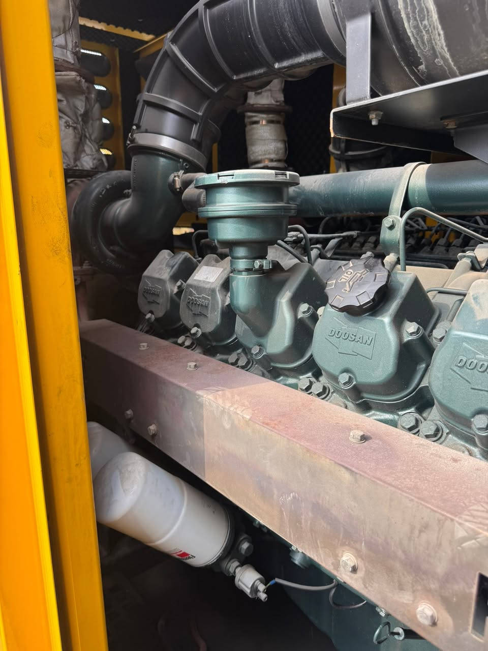 ⚡ للبيع: مولد ديزل (dosan) بقوة 750 kva  كيه في إيه - محرك دوسان ⚡

لأصحاب المصانع الكبرى، المجمعات السكنية، والمشاريع العملاقة! متوفر لدينا الآن مولد طاقة صناعي ضخم بحالة ممتازة وجاهز للعمل الشاق من شركة أقصى (Aksa) العالمية.

 نوع المحرك: دوسان (Doosan) الأصلي ذو الكفاءة العالية 12 صلندر 

 القدرة: 750 kVA (أساسي) | 825 kVA (طوارئ القصوى )

ساعة شغال : 7000 h
 
سنة الصنع: 2018 

 الهيكل (الكانوبي): كاتم صوت أصلي من شركة أقصى باللون الأصفر المميز 

 الحالة: صيانة ممتازة للقطع الداخلية  نظافة تامة للمحرك من الداخل 

 وجاهز للتشغيل الفوري.

📞 للاستفسار عن السعر والمعاينة، يرجى الاتصال بـ واتس اب 

***********
***********
