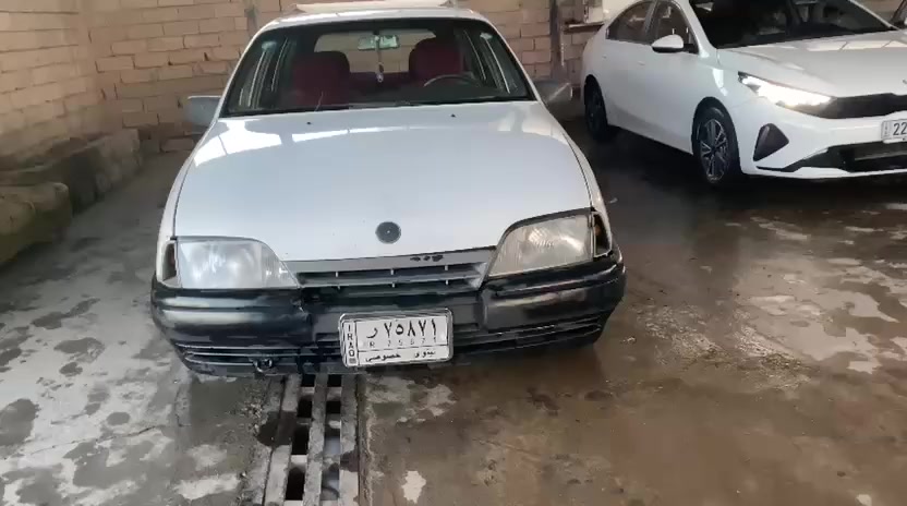 سيارا اوميكه صالون للبيع بدون صبخ محرك لا صرف لا نفخ.كير عادي  رقم نينوا رقم جديد بيها كوبون سنويا جديدا سعرها 25 و مجال الشاري يتصل *********** مكانها موصل بعشيقه
