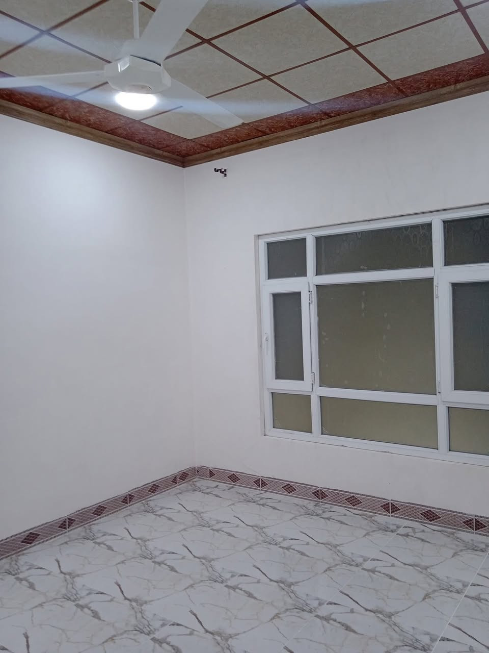 //**دار للايجار** // طابقين بناء حديث ونظيف جداً المساحة 120 م .
**حي الصديق الاولى** / خلف مرطبات البحرين الفرع المقابل لمكتب الصديق للعقار ويقع الدار على شارع 15متر .

الارضية بورسلين والجدران سيراميك وسقوف ثانوية ونظام سبالت وكاونتر كامل الملحقات ومرواح سقفية وسخان وعدة خزانات مياه كبيرة.

***الطابق الاول:***

كراج ومطبخ واستقبال وغرفة نوم وصحيات شرقي وغربي ومنور مسقف .

***الطابق الثاني:***

غرفتين نوم مع هول واسع وصحيات شرقي وغربي وبلكونة مع بيتونة.

للاستفسار يرجى مراسلة الصفحة.

*********** 

‏***********
