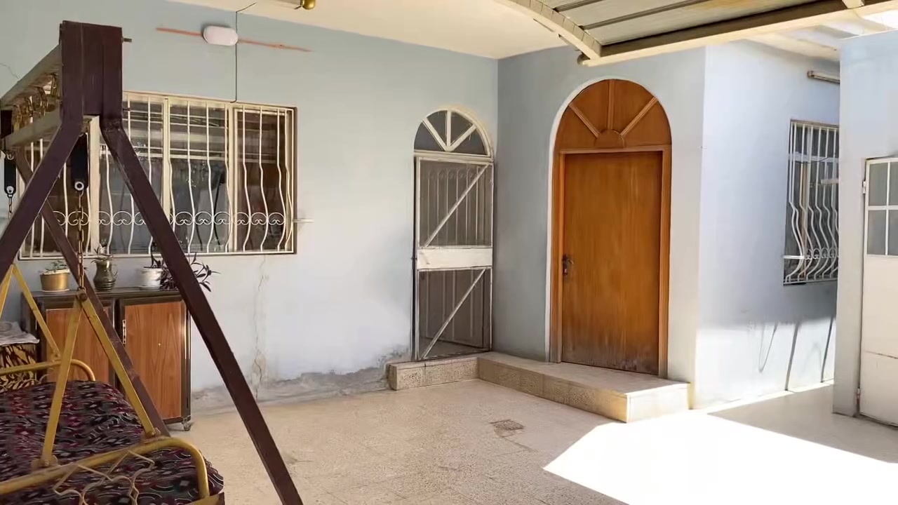 دار للبيع حي الانتصار من جهة الميثاق قبل شارع ٦٠ قريب عل سايدين الصناعة للتفاصيل المساحة ٢٠٠ متر التواصل على ***********
