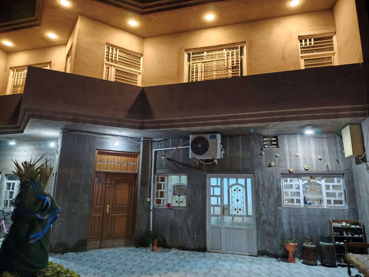 الدار للبيع / ٣٢٦ م٢ طابو زراعي/ مكون من غرفة استقبال   6x4  وهول ومطبخ وصالة وغرفتين نوم 4x5   هذا بالنسبة  للطابق الأرضي والطابق الأول مكون من غرفتين 6x4/   7x4  وصالة ومجمع صحيات/  للأول والارضي البيت بناء حديث والخدمات كلها قريبة  ٠ مكان الدار هبهب  قريب ع شارع العام
صاحب الدار 
***********
