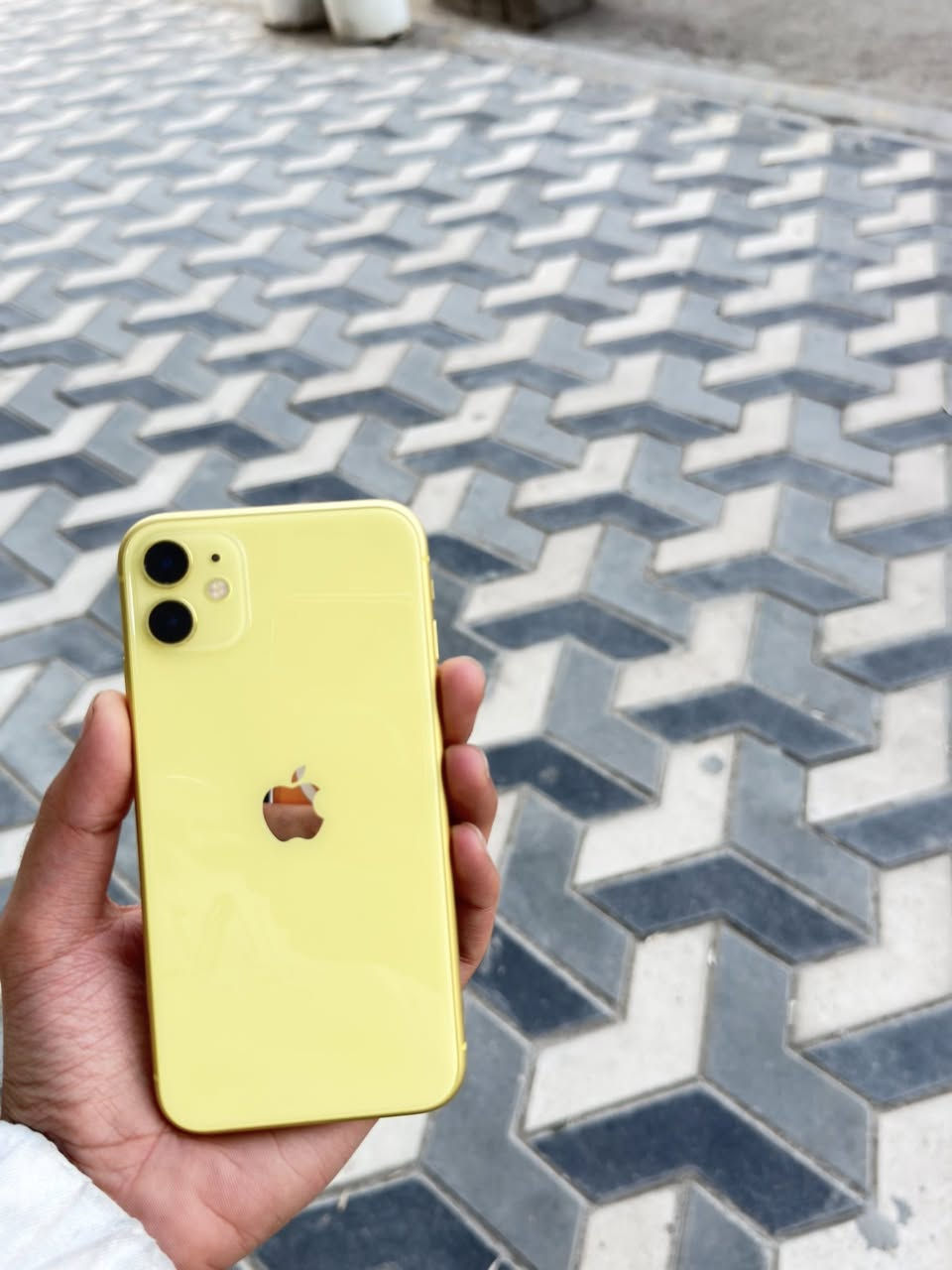 سلام عليكم 
ايفون 11 عادي جهاز بلادي وتر 
ذاكره 128
 بطاريه 73
العسر 240 وبي مجال 
مكاني بغداد المحمودية 
***********
