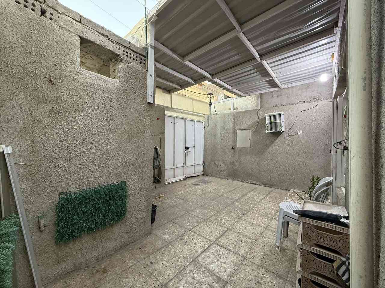 #الدار_للبيع
بيت في منطقة الحبيبية
 سابع فرع عن الشارع العام مال لحوم باقر الموسوي 
المساحة 110 متر  الواجهة 5.5م والنزال 20م 
كراج - مغاسل - أستقبال - صالة تشمل الحمامات الداخلية ومطبخ - غرفة نوم - منور يحيط البيت - غرفة في الطابق الثاني - سطح ومخزن وبيتونه 
للأستفسار الاتصال على الرقم ***********
