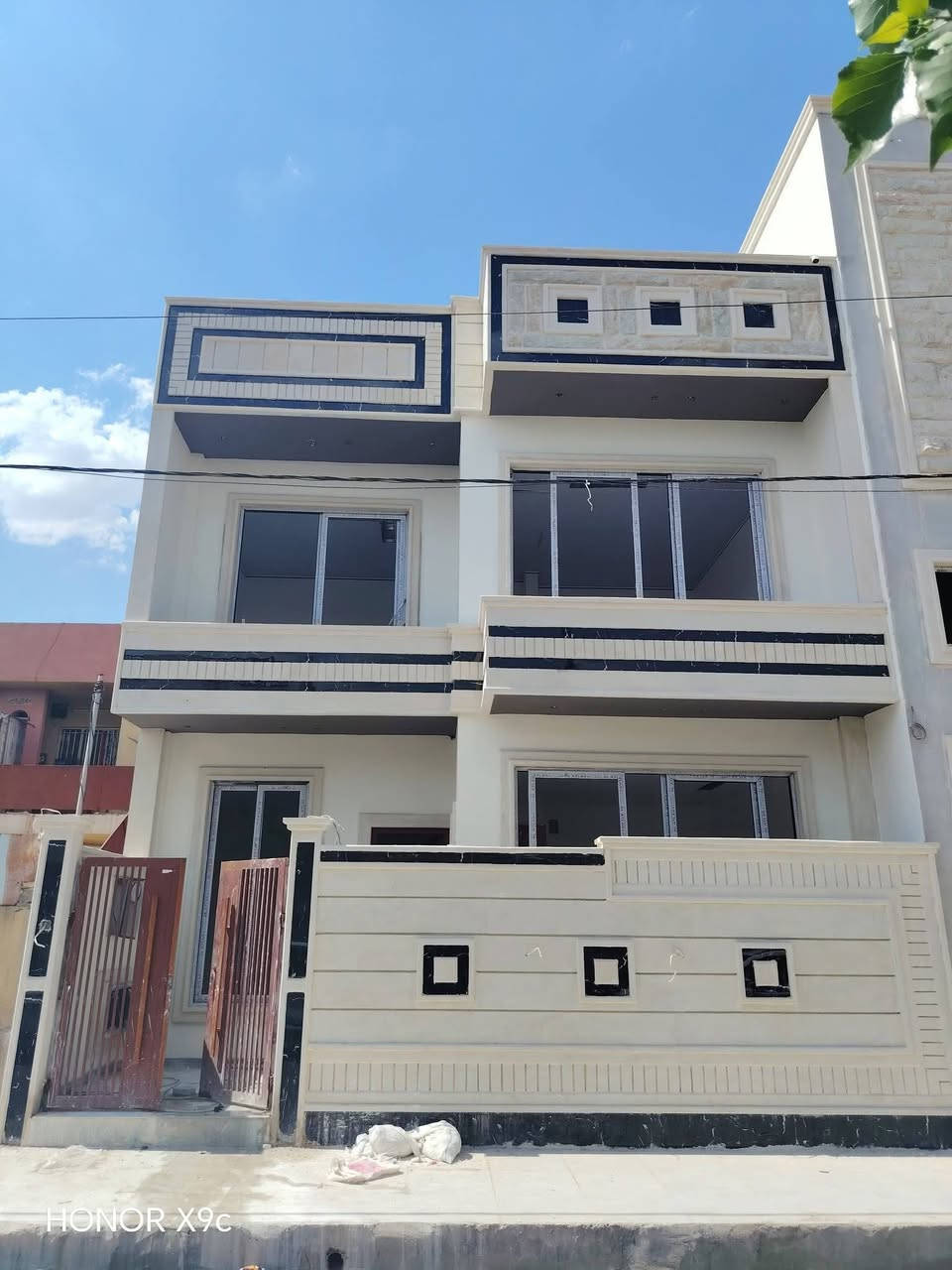 للبيع للبيع للبيع للبيع🏠🏠
دار سكني في حي الشرطة قرب سوق المجموعة الرئيسي مقابل باب العلوم
المساحة ٨٥م واجهة ١٠ ونص ركن طابقين بناء حديث تسليم مفتاح اتجاه شروق تام
ط١ غرفة نوم وهول واستقبال ومطبخ وصحيات وكراج
ط٢ ثلاثة غرف نوم وصحيات وبيتونة سطح كاشي
بناء مهندس سند طابو بأسم صاحبه الشرعي
للإستفسار ع السعر الإتصال
***********📞
***********📞
مراجعة مكتب عمار الهزاع

