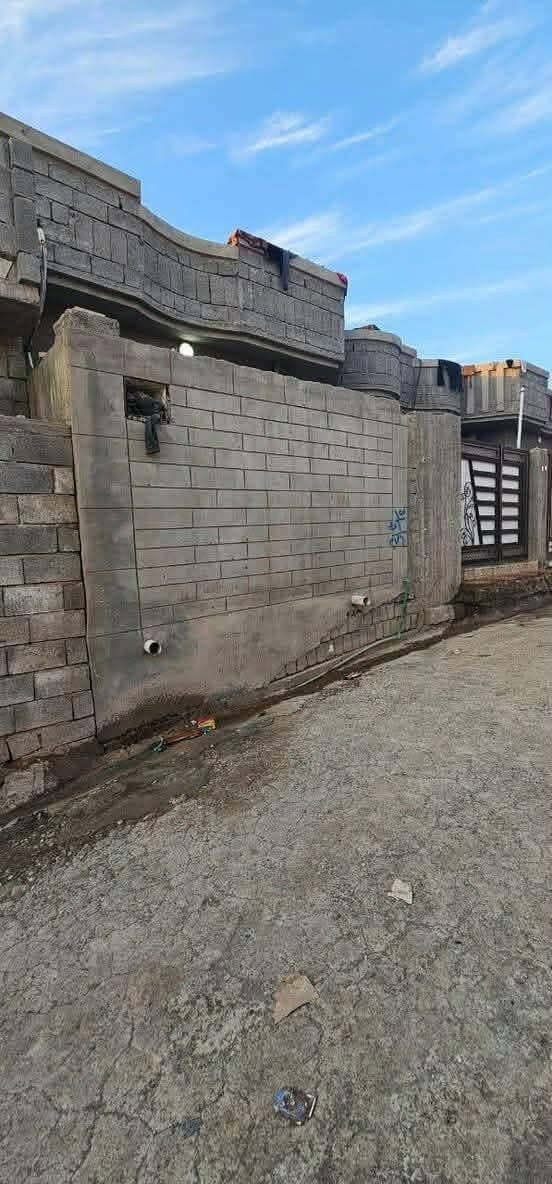 بيت زراعي للبيع في القوسيات قرب مركز الشرطه مقابل محطة القوسيات
مساحة البيت 150 متر واجهة 9 ونص 
زراعي يي سند ابيض قرار 25 
يحتوي على استقبال و غرفتين نوم وهول ومطبخ وصحيات خدمات كامله 
للاستفسار التواصل على خاص 
او مراسلتنا واتساب 
***********
