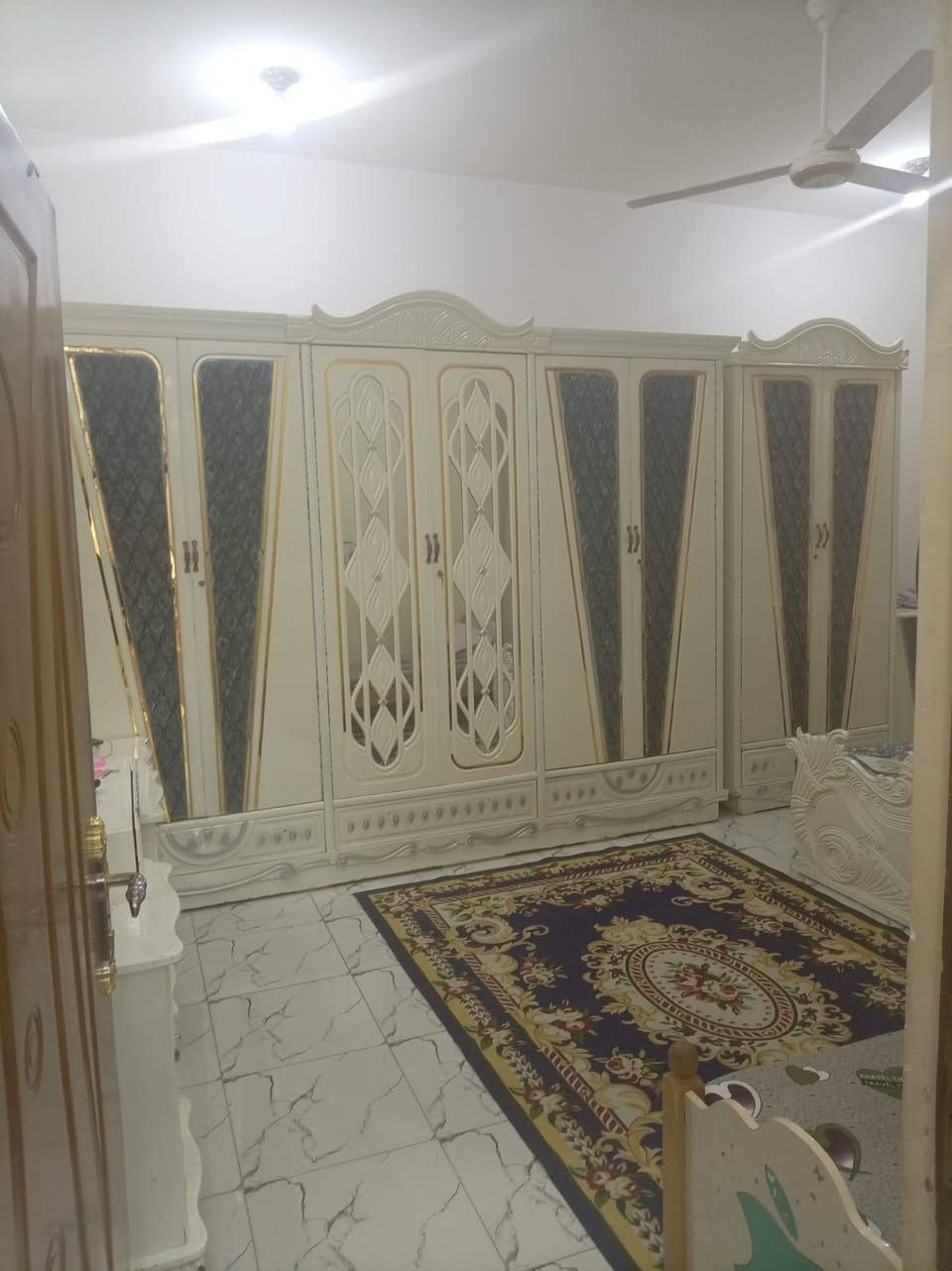 يارزاق ياالله 
دار سكن طابو زراعي 120ركن طابق ونص بناء طابوك 
يتكون الدار من غرفتين نوم وهول مطبخ استقبال صحيات داخل وخارجيه مرقم من قبل البلديه 
علما ان الدار مع لاثاث 
سبالت عدد3 مراوح عدد 5 جرابي عدد 2 بلازمه عدد 2
تخم استقبال مع الطبلات 
نص ديوان هول 
ثلاجه مجمده طباخ غساله كاونتر 
وبعض لاثاث 
حي الحكيم شارع افران الهادي 
مراجعه مكتب دلاليه ابوكيان الربيعي 
لاتصال على لارقام التالية واتساب 
***********
***********
