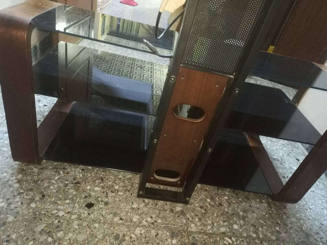 سلام عليكم ميز تلفزيون مع تلفزيون بلازما للبيع الحاجتين مابيهم  اي عيب ولا تصليح تلفزيون LG  كوري صناعه الاصليه مو صينيه ولا مصري  للاستفسار  على هذا الرقم *********** واتس اب فقط
