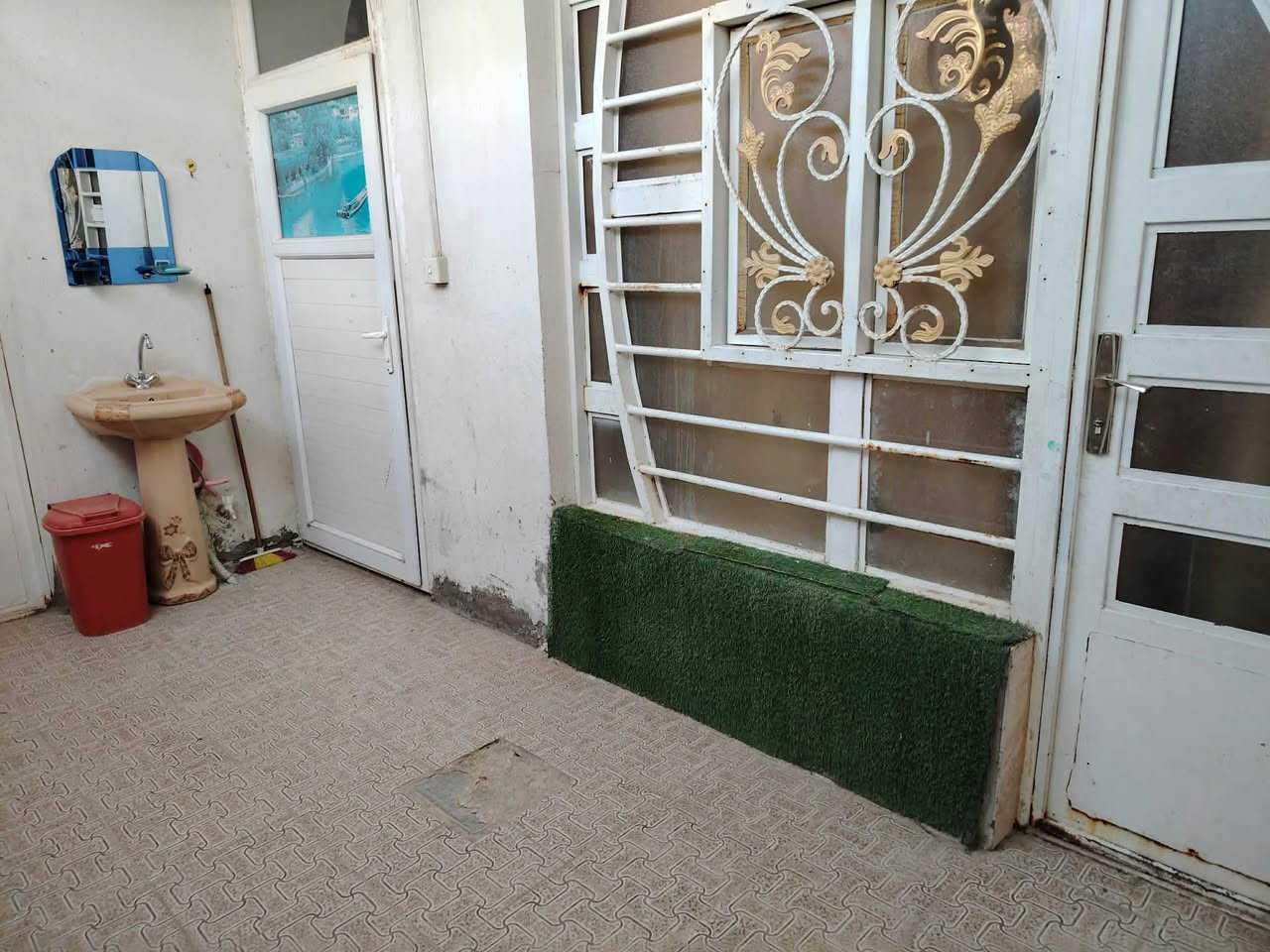 سلام عليكم للبيع بيت بشارع الشفلات براكيه 100مربعه السعر 70وبيه مجال الستفسار ***********
