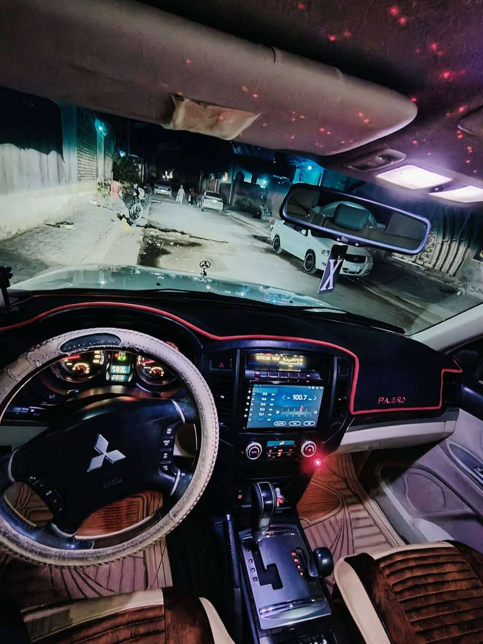 سلام عليكم
باجيرو حبتور بغداد خصوصي
موديل 2009محدث 2016 
فول مواصفات 
كشنات جلد 
تدفئ تبريد كله شغال 
السياره مانقصه اي 
المحرك كفاله عام 
بيه صبغ بنيد والجمالغ للجماليه
السعر خاصصصص 
مكاني الكوت مركز المدينه 
***********الرقم
