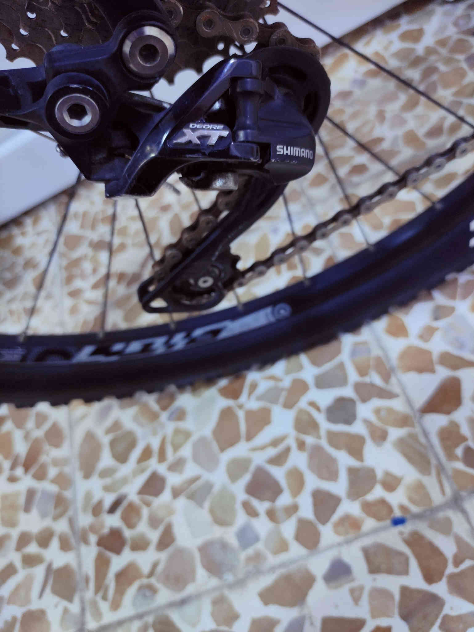 السلام عليكم 

لعشاق الترحال والمسافات الطويلة والتخييم دراجة جبلي 

ماركة #MERIDA ميردا العالمية ماركة غنية عن التعريف

صنع ألماني اصلي 🇩🇪 Made in Germany استيراد خاص 

فئة #جبلي حجم 27.5 سبعة وعشرين ونص لشة عالية وضخمة

لون مميز أسود لامع ميتاليك مطعم أخضر بفسفوري وسمنتي 

دبل أمامي سلس 100٪ احترافي نوع روك شوك اصلي اورجنال

 #ROCK_SHOX  تحكمات من الجهتين تقويه وترخيه وقفل 

سستم شيمانو كامل سيت كروب كامل ديور اكس تي اعلى وارقى

فئة #SHIMANO_DIORE_XT بدالات السرعة 10X3 ✈️✈️

10 نمرات خلفي و3 امامي يعني طائرة ارضية بلسرعة والسلاسة 

بريكات دهن #هايدروليك ماركة شيمانو اقراص دسكات مختومة 

ويالة بولبرين زوم طبقتين مخصة لتحمل الاوزان الثقيلة والطسات

تايرات كتان اصلية احترافية مختومة ختم الشركة #MERIDA

ستيرن رياضي مختوم ختم الشركة MERIDA رقبة اصلية المنيوم

سيباية نوع ترحال اصلية ماركة MAX مخصصة للترحال والتخيم

كمبلينات ويالة وسرج سلايت...بايدارات اصلية مميزة بولبرين 

🔴الدراجة استيراد خاص نظافة 100٪ بلكاغد نظيفة بمعنى
     الكلمة بلنايلون بدون اي شخط او زلغ او تقليم 

🔴الدراجة وضع شركة ما بيها برغي مبدل على وضع البلاد
     ليبل واحد ختم واحد ...ما بيها اي نقص كاملة وجاهزة

المكان موصل الجانب الايسر ....5 ورقات (500$ ثابت_قفل) 

يوجد توصيل بغداد وجميع المحافضات العراقية 

رقمي للتواصل ***********
