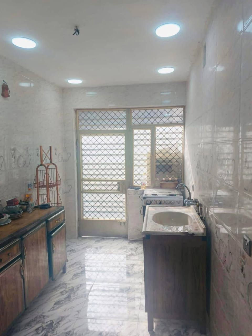 عل بركه الله السلام عليكم
دار للبيع المساحه ١٢٠ متر 
الواجهه ٦ متر 
النزال ٢٠ متر 
العنوان :- شهداء البياع/خلف شارع المظخه مباشرةً 
قرب الشارع التجاري 
يحتوي على:- غرفه نوم عدد٢/صاله/مطبخ/صحيات عدد٣/
مناور ٢/طرمه/سطحين/
طابو صرف/ترميم٢٠٢٤/ ٧٠٪؜ من البناء جديد /تاسيسات جديده /موقع ممتاز /فرع عريض /
للاستفسار الاتصال 
***********
***********
***********
يوجد واتساب او مراسله الصفحه
