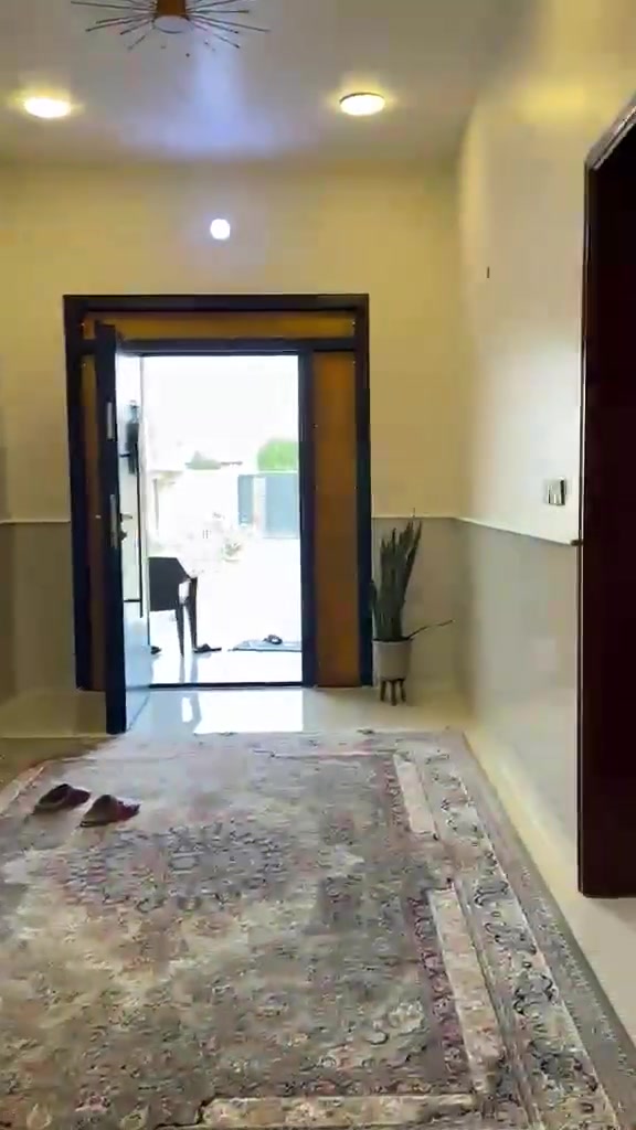 بيت للبيع المساحة ٥٠٠ متر طابو زراعي سند 25 مساحة البناء 220 والباقي حديقه مع طرمه كبيره
يتكون من غرفتين كبار بالاضافه الى صااله كبيره ومطبخ حار وبارد وصحيات وحديقه داخليه 
بناء درجه اولى 
الموقع الجمعيات حجي حسن 
للاستفسار اكثر يرجى الاتصال بالرقم ادناه
 0770 559 8054
