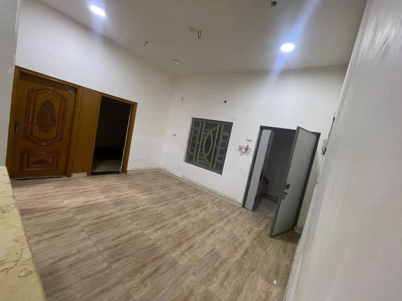 يوجد شقه في منطقه حي الاصدقاء طابق اول نظيفه جدا تحتوي على غرفتين وصاله ومطبخ وصحيات سعر الايجار 350 الف *********** يوجد وتساب
