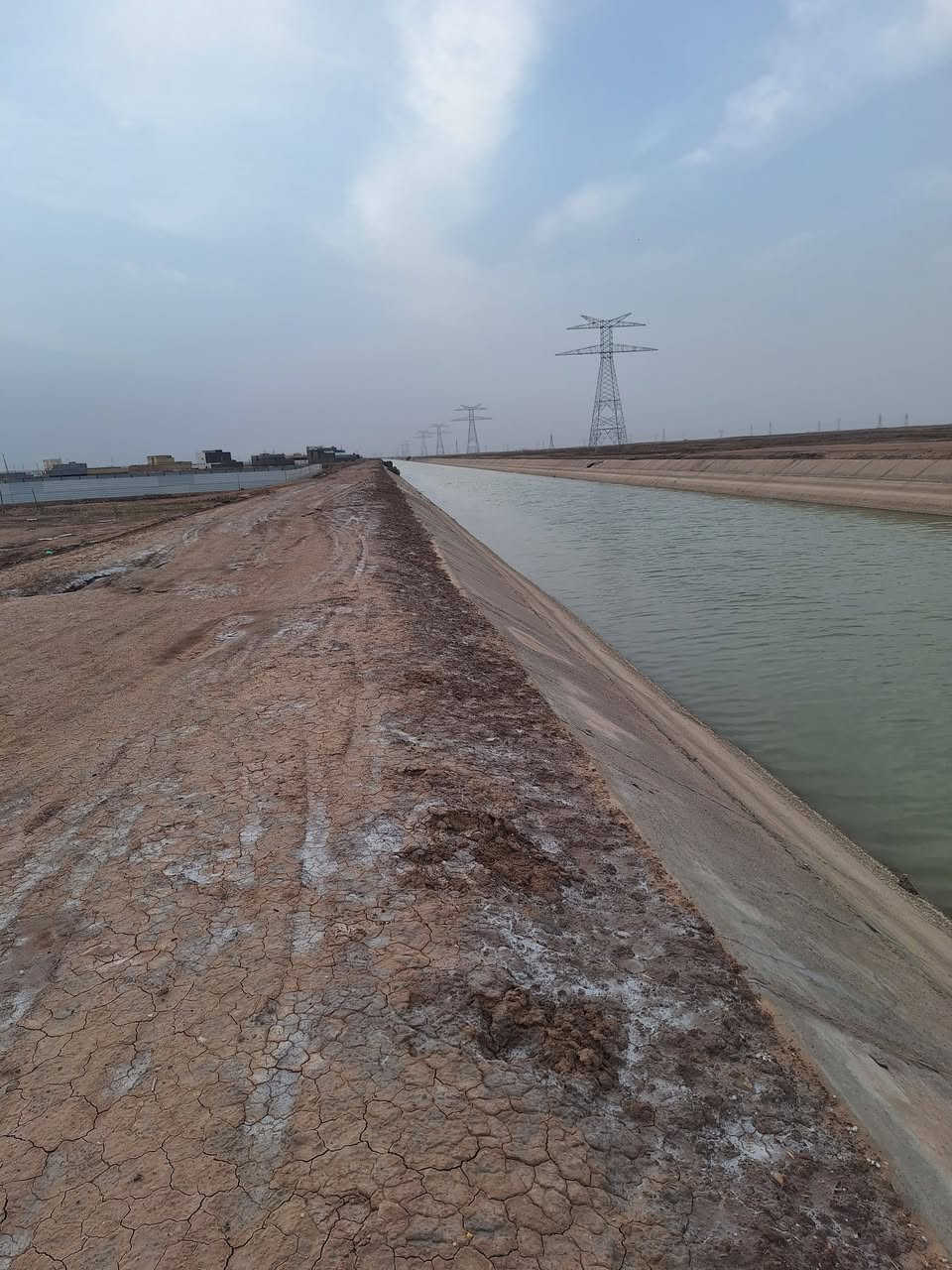 البيت ٢٠٠ متر يبعد عن شارع العام ٧٠ متر عن نهر الروائي ٩٠ متر عرض الشارع ١٠ متر البيت غرفتين صاله دوانيه مطبخ صحيات حديقه طابق واحد هيكل زراعي بسم اسعد العيداني المحافض عدي نسخه من طابو وعدي وكاله.ع شارع الشلامجه اتصل ع راعيه اني مكلف بلنشر *********** 📞
