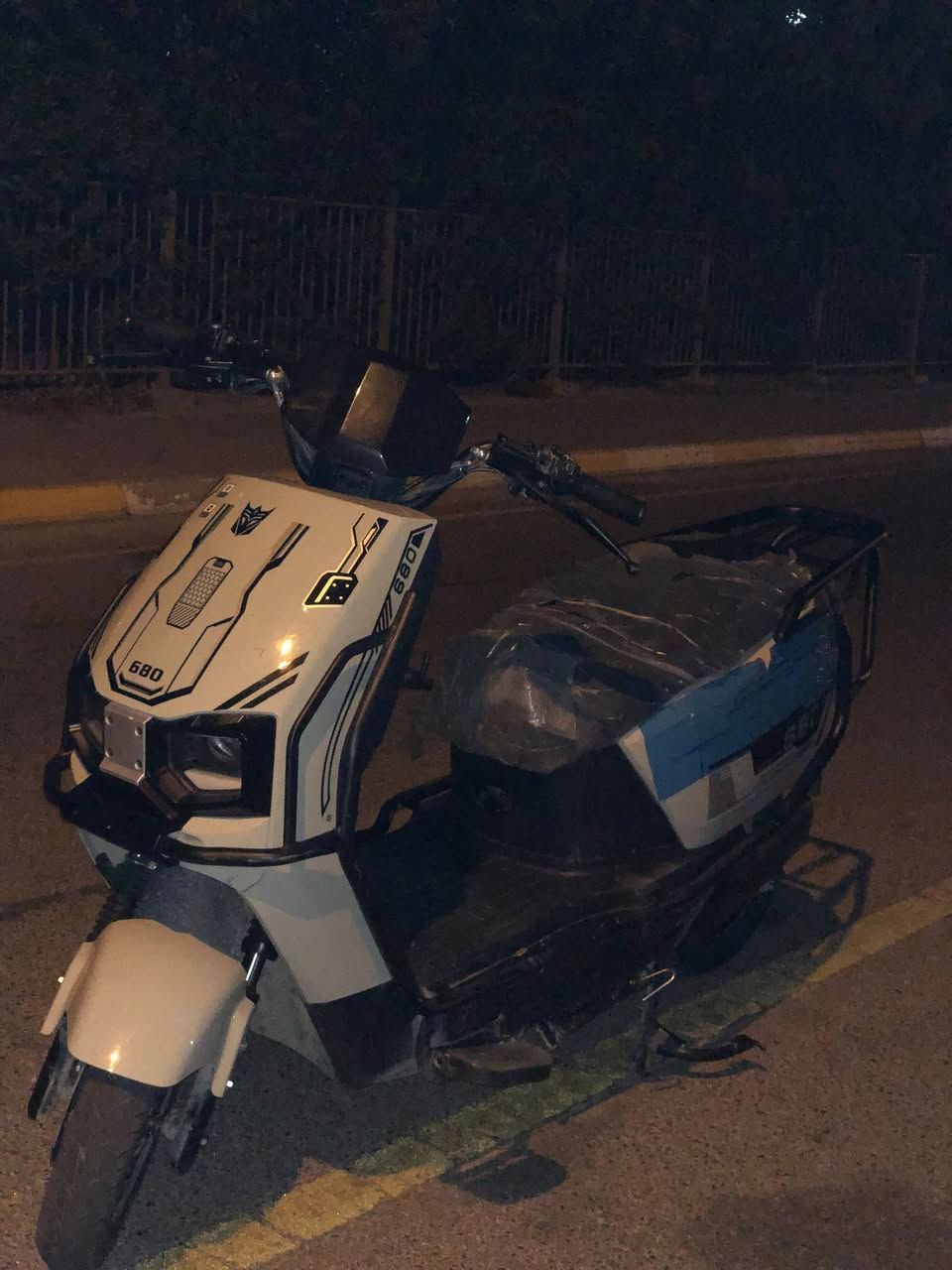السلام عليكم دراجة كهربائية للبيع بسعر 700 الف وبيها مجال قليل
مواصفاتها

    * إنارة قوية للاستخدام الليلي.

    * تصميمها يعطي شكل هجومي يشبه “العيون”.

* واقي أمامي (Crash Bar)

    * يحمي الواجهة من الصدمات الخفيفة.

    * يفيد عند الاصطدامات البسيطة أو عند إيقاف السكوتر.

* زجاج أمامي صغير

    * يخفف اندفاع الهواء على السائق.

    * يعطي مظهرًا رياضيًا.

* تصميم رياضي

    * اللون الأبيض مع الخطوط السوداء

� المحرك: بين 1000 و2000 واط.

* ⚡ البطارية: 60V أو 72V.

* 🚀 السرعة القصوى:45-80كم/س

* 🔋 مدى السير: حوالي55–80 كم بالشحنة الواحدة.

* ⚖️ الحمولة: بين 150 و200 كغ

للاتصال على الرقم فقط واتساب ***********
