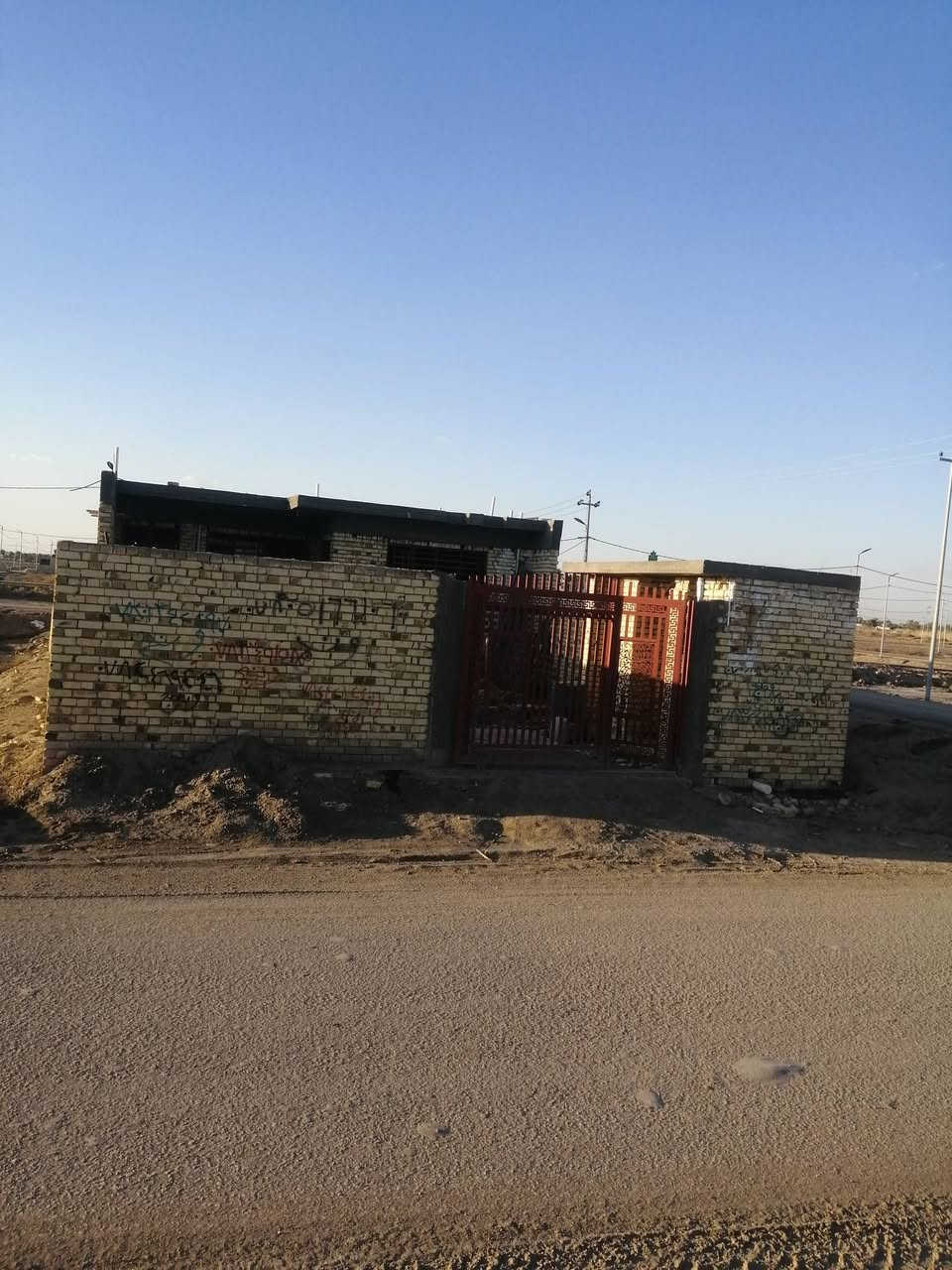 السلام عليكم هيكل لبيع طابو زراعي سند 25 المساحه ٤٠٠ الواجهه ١٠ نزال ٤٠ ع شارعين يحتوي ع غرفتين ٦ في ٤ وصاله ١٤ في ٤/٨٠ ومطبخ 5في 5 واستقبال 12 في 4/80 ومجموعه صحيات داخل وخارج المكان مجمع نبيل قرب الحولي يم المدرسه المتفوقين الصينيه للاستفسار ***********
