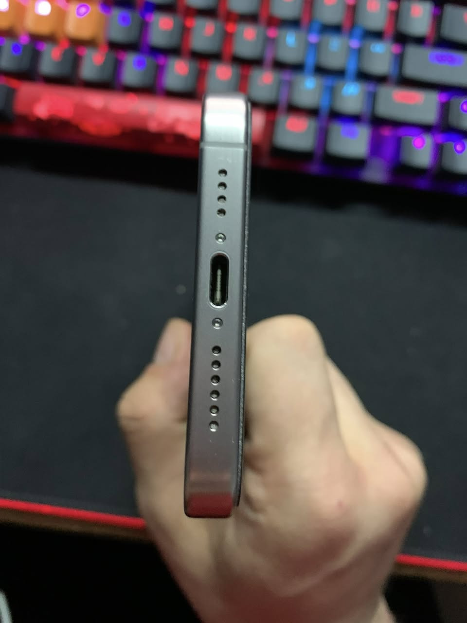 ايفون 15 pro max مستخدم
الريجن : شرق اوسط
ذاكره : 256 
شريحه : واحده 
بطاريه : 85‎%‎
جهاز شاصيه كلش نضيف نضافه 100‎%‎
الضرر: جزء السفلي من الشاشه (بكسلات ميته ) اللمس شغال طبيعي مابي اي مشكله مثل ما موضح بل فيديو جهاز تكدر تستخدمه طبيعي كلش اذا تحب تبدل شاشته عادي بس الجهاز شغال و لمس طبيعي كلش و مابي اي مشكله 
السعر قفللل ( 600 الف دينار ) 
سعر جوه سعر ال 13 pro max
اتصال و واتساب *********** 
ما متواجد ماسنجر فققط اتصال
