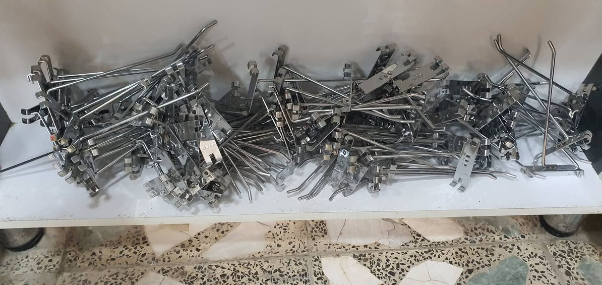 رفوف للبيع مع تعاليك كفرات واكسسوارات
الارتفاع 255 سم، العرض 100 سم، العمق 20 سم. 
مع ابواب عدد 2 بالسفل، انارة لد بالاعلى، نظيف جدا. 
***********
