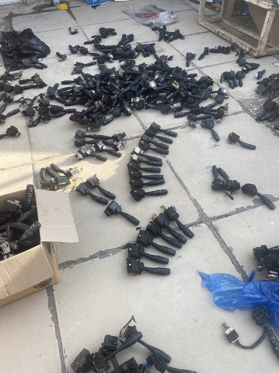 يدات. لايت وجام تفصيخ كوري ياباني صيني امريكي يباع جمله سعر القطعه 2000 دينار اقل عدد 50 قطعه مشكل يوجود توصيل لكل العراق سعر المفرد يختلف حسب القطعه. 
***********
