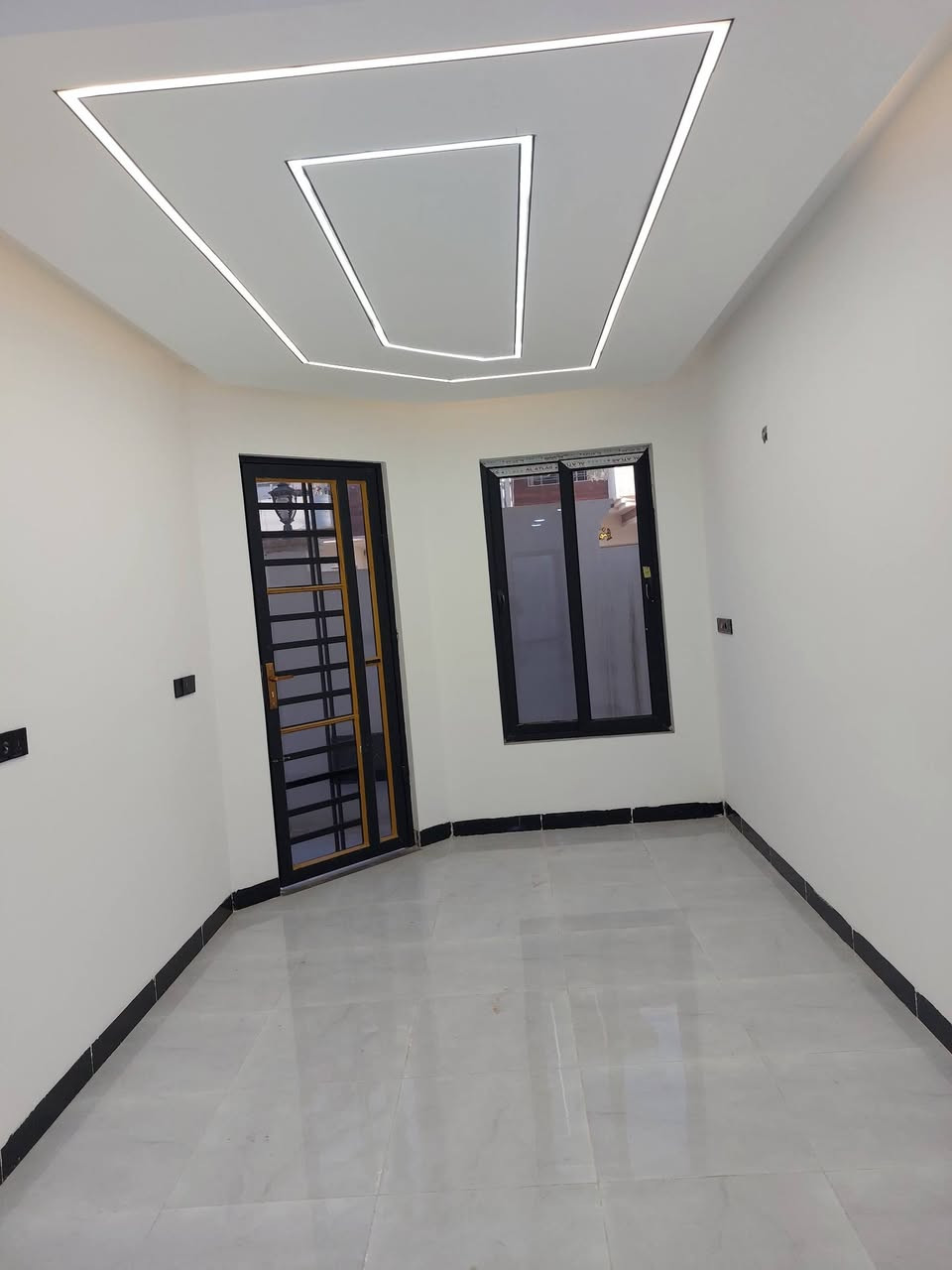 للبيع .
دار حي النور خلف سايدين التل. 
المساحه ١٢٠ متر واجهة ٦ متر والعمق ٢٠ متر .
اتجاه شروق شارع تبليط. 
يحتوي على ٥ غرف نوم وهولين واستقبال مع باقي المشتملات. 
الدار بناء حديث وتسليم فوري مع فيديو لمراحل البناء من حدل وتسليح وباقي التفاصيل. 
لمزيد من المعلومات والسعر الرجاء الاتصال على أرقام المكتب لطفا 
***********
***********
***********
او مراجعة المكتب في حي النور بعد دورة زيناوه بأتجاة دانيه ماركت مقابل صيدليه الكوثر.
