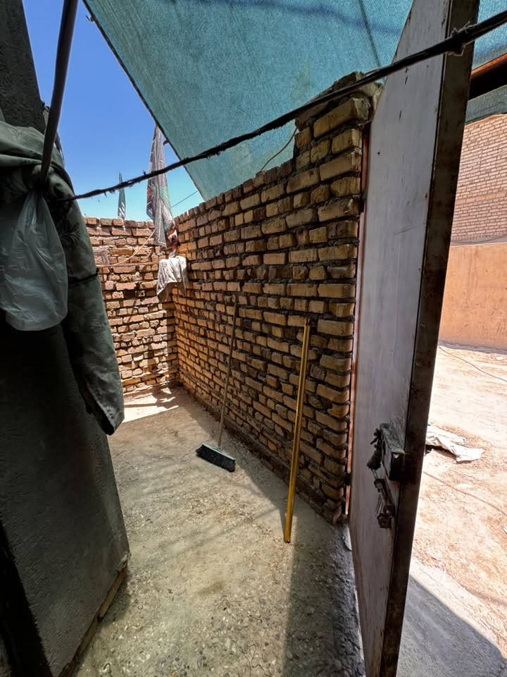 🏠 فرصة مميزة للسكن: بيت للبيع في الحسائية
موقع استراتيجي وهادئ:
يقع المنزل في الحسائية، الفرع المقابل لمدرسة اليرموك، في منطقة هادئة وخدمية قريبة من المدرسة والمستوصف.
📋 تفاصيل العقار:
 المساحة: 100 متر مربع.
 نوع البناء: بناء حديث (سنة 2020) - بناء طابوق.
 نوع الأرض: زراعي.
🏠 تقسيم البيت:
 غرفة نوم واسعة (4م × 5م تقريباً).
 صالة استقبال مريحة.
 ديوانية خاصة.
 طارمة.
 ممر (كليدور) وخدمات (صحيات).
 درج كامل (مؤسس للطابق الثاني مع بيتونة غير مكتمل طابق ثاني تكدر تبني طبيعي احنه مكملي لحد بيتونه ).
✨ المميزات والخدمات:
 المنزل مخدوم بالكامل (ماء، كهرباء، مجاري).
 جاهز للسكن. بيت حاليا ماجر 
💰 السعر:65مليون دينار عراقي (قابل للتفاوض).
📞 للاستفسار والتواصل:
يرجى التواصل عبر (اتصال أو واتساب فقط):
***********
(ملاحظة: غير متواجد على فيسبوك)
