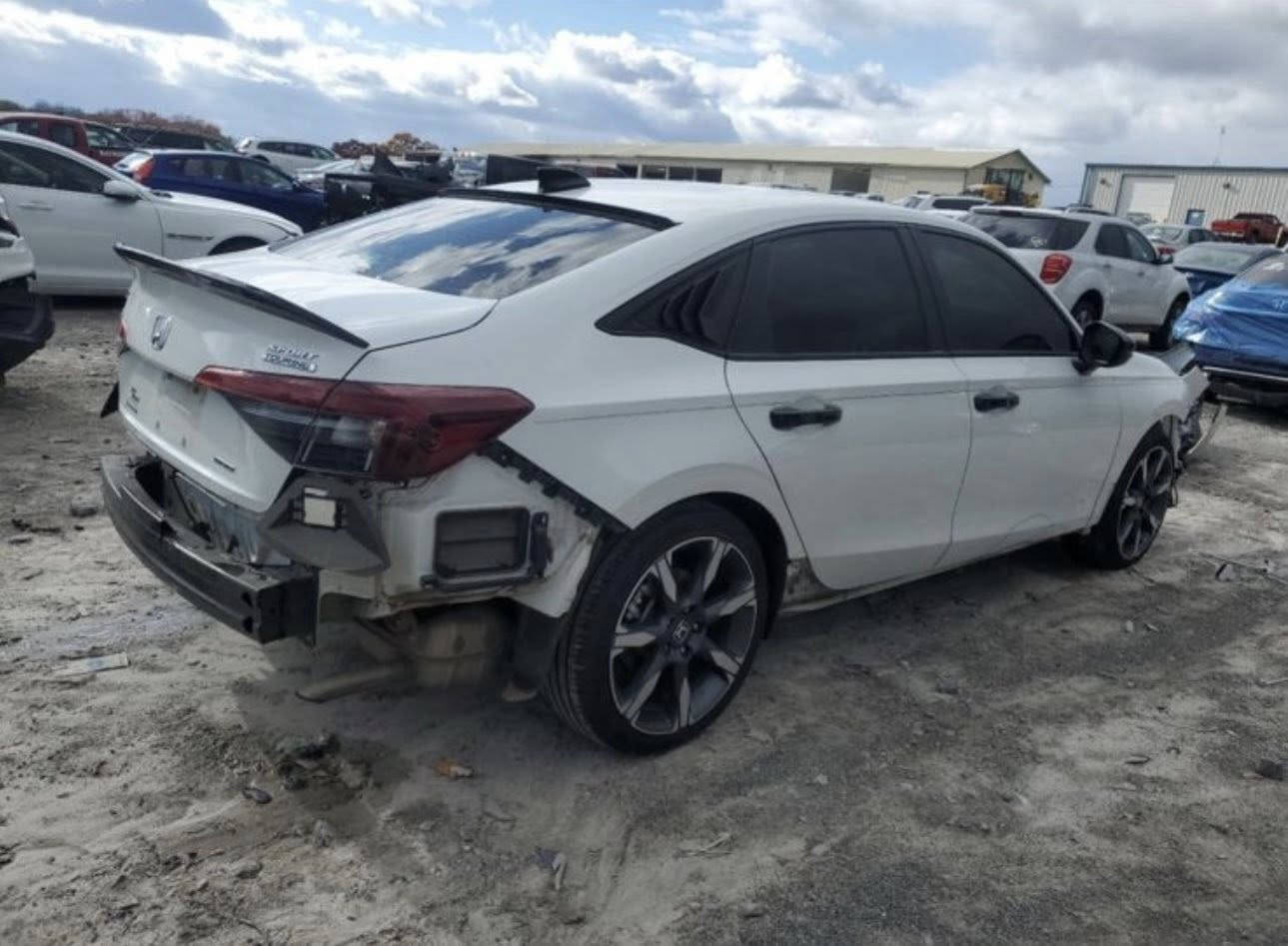 السلام عليكم
هوندا سيفيك موديل 2025 
فول مواصفات هايبرد 
بدون حادث مع وجود كامل أغراضها معها مبين بالصور 
مده الصول بعد عشرة أيام وتدخل دبي 
تدخل أربيل أو بصرة 
ترهم تدخل كتاب أو حرة 
لتواصل عن طريق الواتساب 
***********
