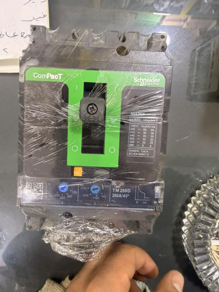 السلام عليكم تتوفر قواطع امجي / شنايذر اصلي باله / ثلاثي / رباعي 100A/125A 160A/ 250 A/ 400A/ 630A/ 800A / 1000A/   أتواصل ع رقم واتساب ‭٠٧٧٧ ٠٣٥ ٢٢٨٩‬
