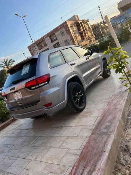 السلام عليكم 
مر خصة الادمن المحترم 
جيب جراند شيروكي بلاك توب موديل 20 رقم بغداد الانگليزي سنويه مجدده لل 2030 وارد امريكي بيها صبغ الجامرلغ الايسر ونص الباب فقط ايرباك دشبول وراجع سيستم بلادي ماشيه 74  حجم المحرك 3600 منضومة غاز  وتشتغل عالبانزين العادي ومراوح عالثمانين تشتغل 
المواصفات 
شاشه كبيره 
حساسات خلفيه 
توقف ذاتي
كشنات وستيرن تدفئه 
داخل لونين 
سياره جديده بعدها بوضع الشركه بدون اي نقص 
السعر المطلوب 248 وبيها مجال 
للاستفسار اكثر اتصال ***********
