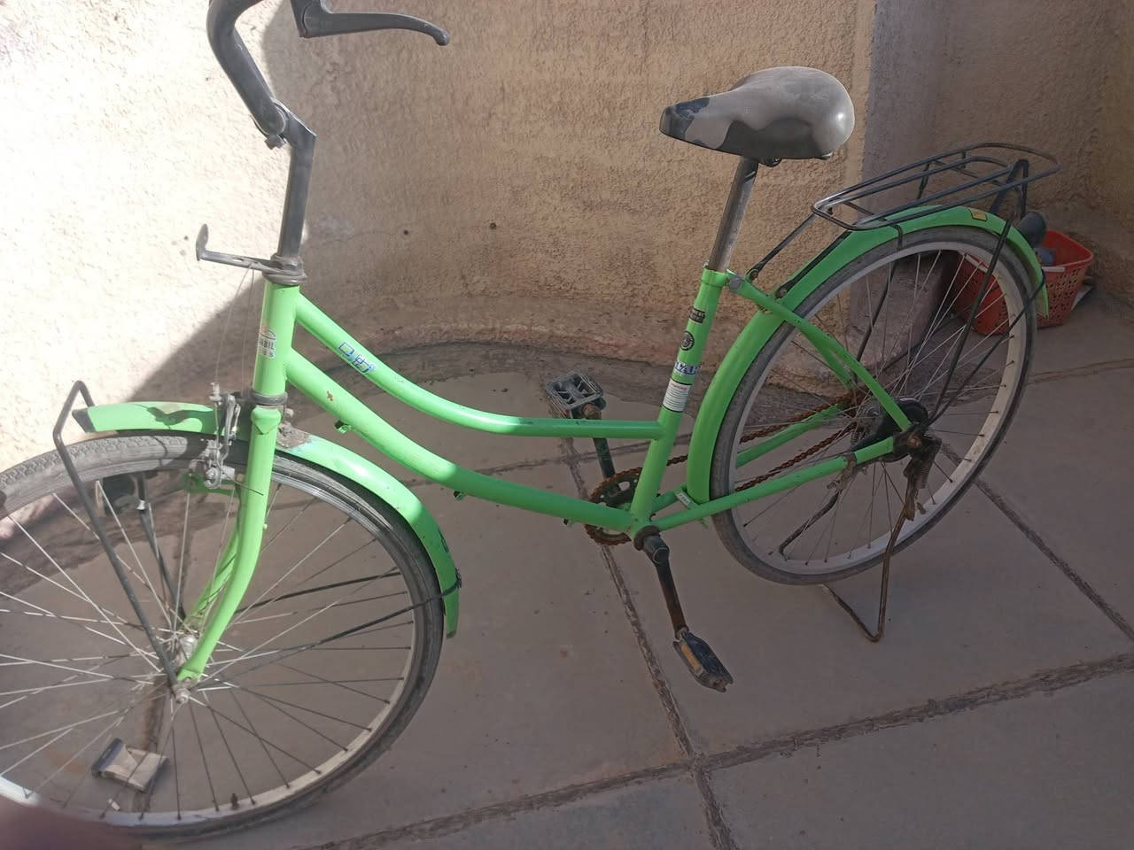 السلام عليكم بايسكل للبيع نضيف ولاكن جان متروك بي نواقص يرادلة ترتيب  السعر ٣٥قفل رقم *********** مكان بغداد المشتل
