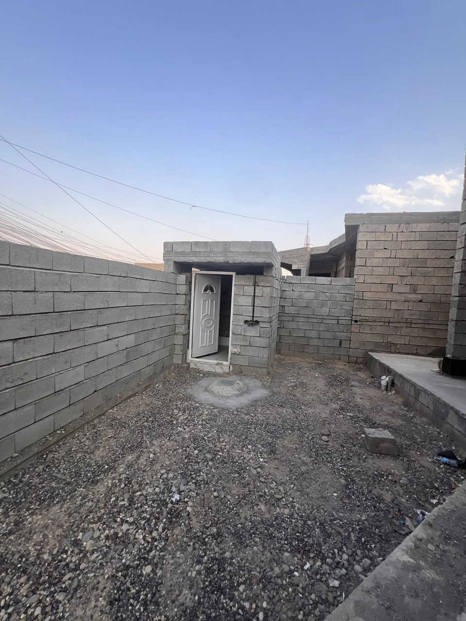السلام عليكم ورحمه الله وبركاته
((بيت للبيع)) مساحه القطعه (٣٥٠) متر   متكون من غرفتين نوم  مطبخ حار بارد  حمام ربعه بناء حديث   شغل درجه أوله   الماء نضام بطاريه                                                            (( الموقع  طريق روتانا  بل قرب من معمل الغنام ))  للتواصل والاستفسار 
***********
