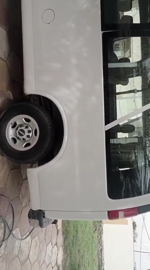 السلام عليكم سفانه موديل 2006 شوفرليت 14راكب كامله مكمله كبل لشغل تبريد شغال ثلج مكينه 6100دواخل نضيفه هاي  خطه بغداد موصل تصويره *********** سعره 95وبيه مجال أن شالله
