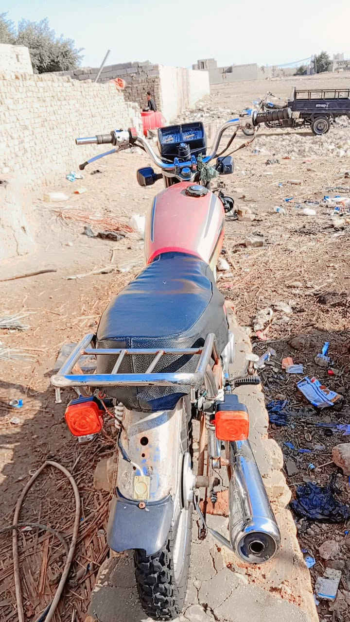 السلام عليكم دراجه ايراني للبيع اربعه كير دراجه كلك كلك كلك كلك السعر 350 وبيهه مجال مكفوله من السرقه مكاني ديوانيه شافعيه 
***********
