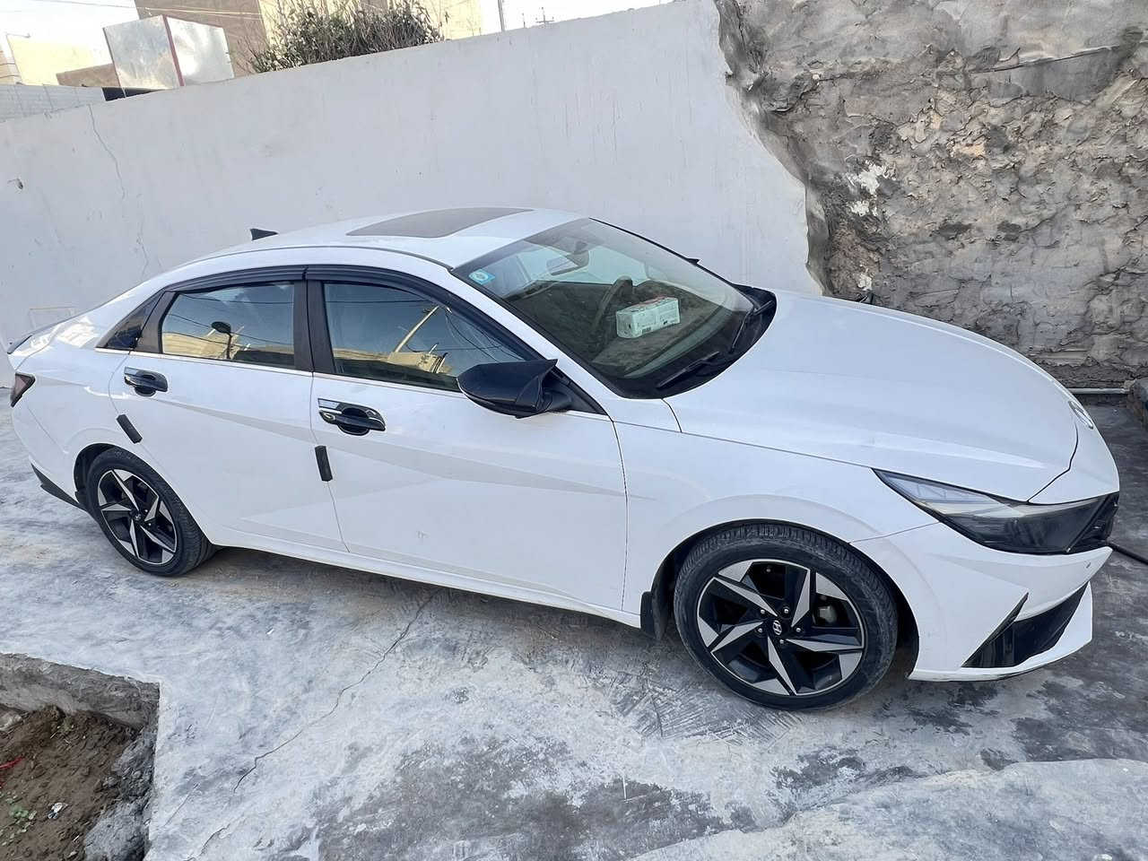 السلام عليكم 
النترا خليجية رقم بغداد بأسمي تحويل مباشر موديل 2021 محرك 2000 دوش سيارة فول بصمة تشغيل ودخول سياره مكفوله مكينه وكير مامفتوحه
 
ملاحظات / بيها رصعات وشبر بارد بالدعامية الامامية وطخه خفيفة بالباب الخلفي قياس شبر ترجع بال pdr وكالة.

مكاني الرمادي وهذا رقمي/ ***********
