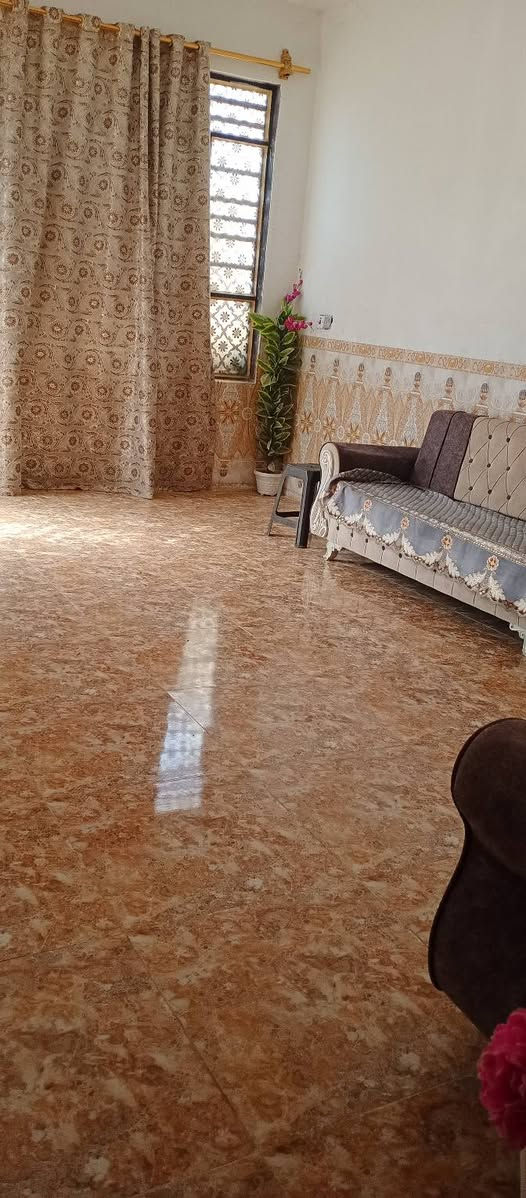 السلام عليكم بيت مساحه 190 متر طابو زراعي سند 25 رسمي موقع تقاطع الساده نهر الشيخ قرب جامع صراطه المستقيم بناء حديث درجه اولى طابقين غرفتين فوك صاله مطبخ حمام تواليت جوه غرفتين النوم استقبال صاله مطبخ وحمام بناء جديد السعر السعر 100 وبي مجال اخوكم العقار غانم العزاوي *********** واتساب هم
